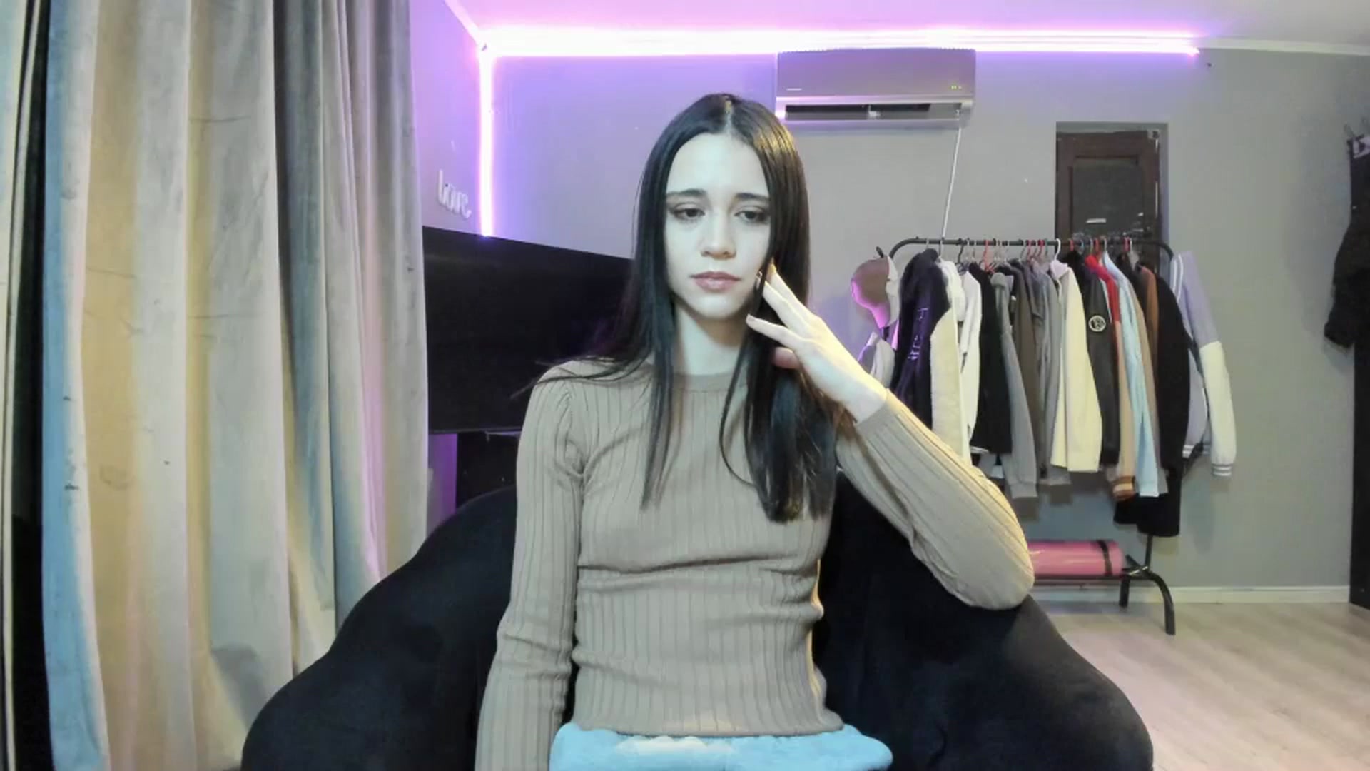 Gallery image thumbnail from aorra's myfreecams stream on, 03/15/2026, 01:01 image 13 of 20