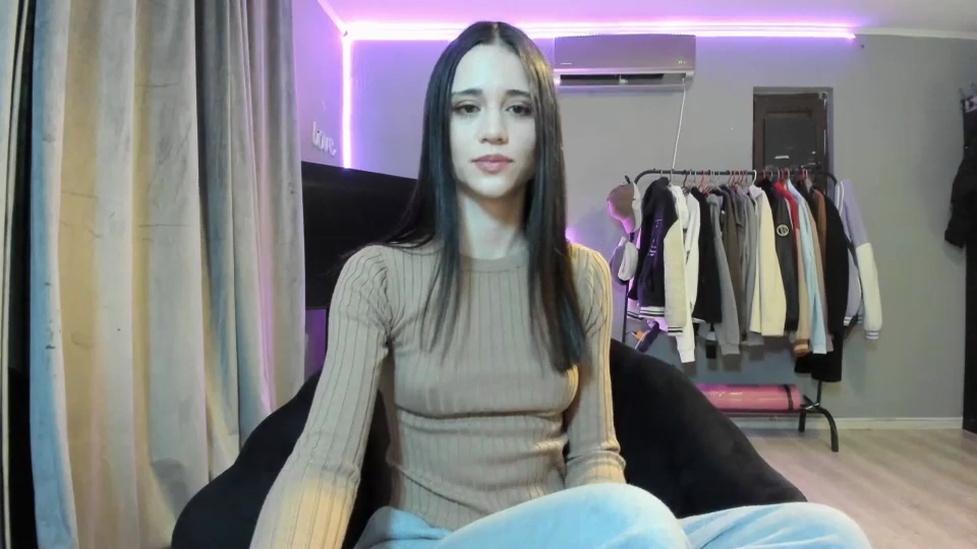 Gallery image thumbnail from aorra's myfreecams stream on, 03/15/2026, 01:01 image 18 of 20