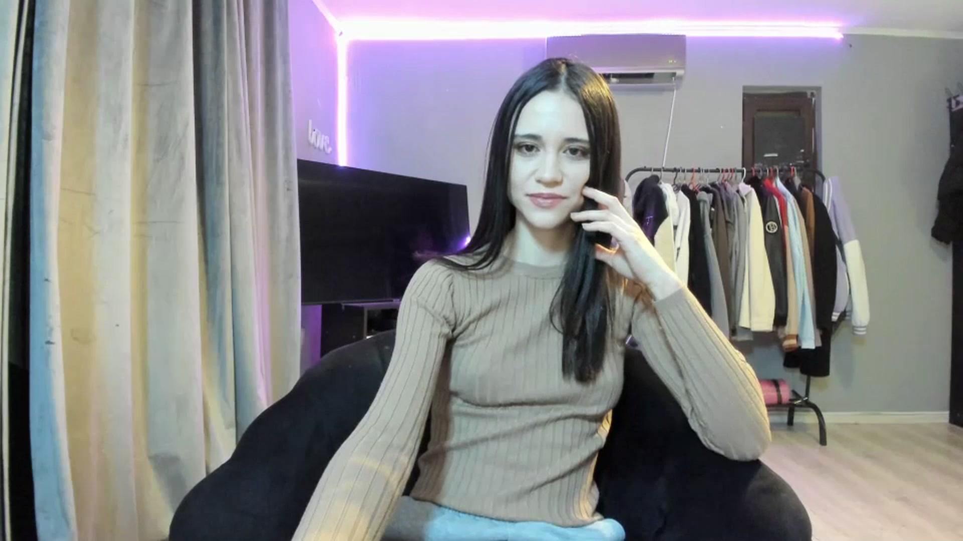 Gallery image thumbnail from aorra's myfreecams stream on, 03/15/2026, 01:01 image 5 of 20