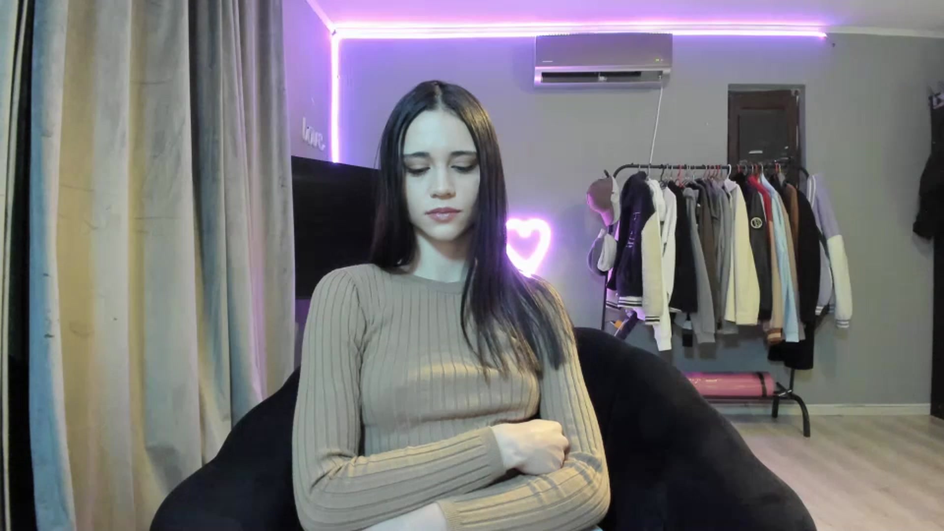 Gallery image thumbnail from aorra's myfreecams stream on, 03/15/2026, 01:01 image 3 of 20