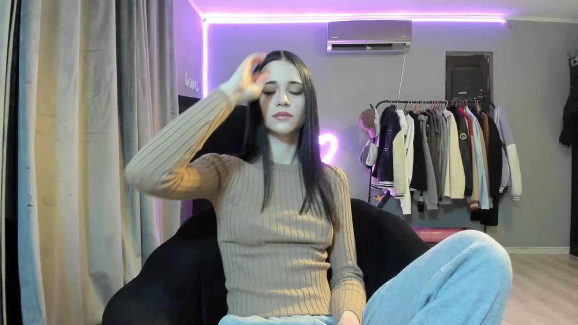 Gallery image thumbnail from aorra's myfreecams stream on, 03/15/2026, 01:01 image 9 of 20