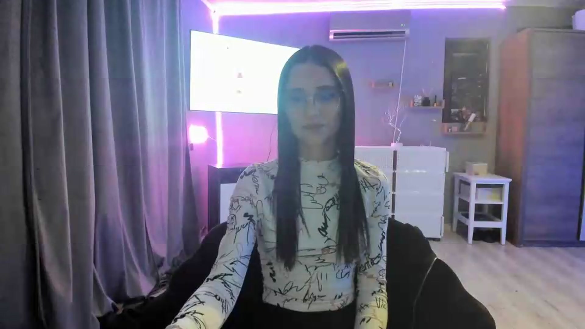 Gallery image thumbnail from aorra's myfreecams stream on, 07/10/2026, 24:38 image 6 of 20