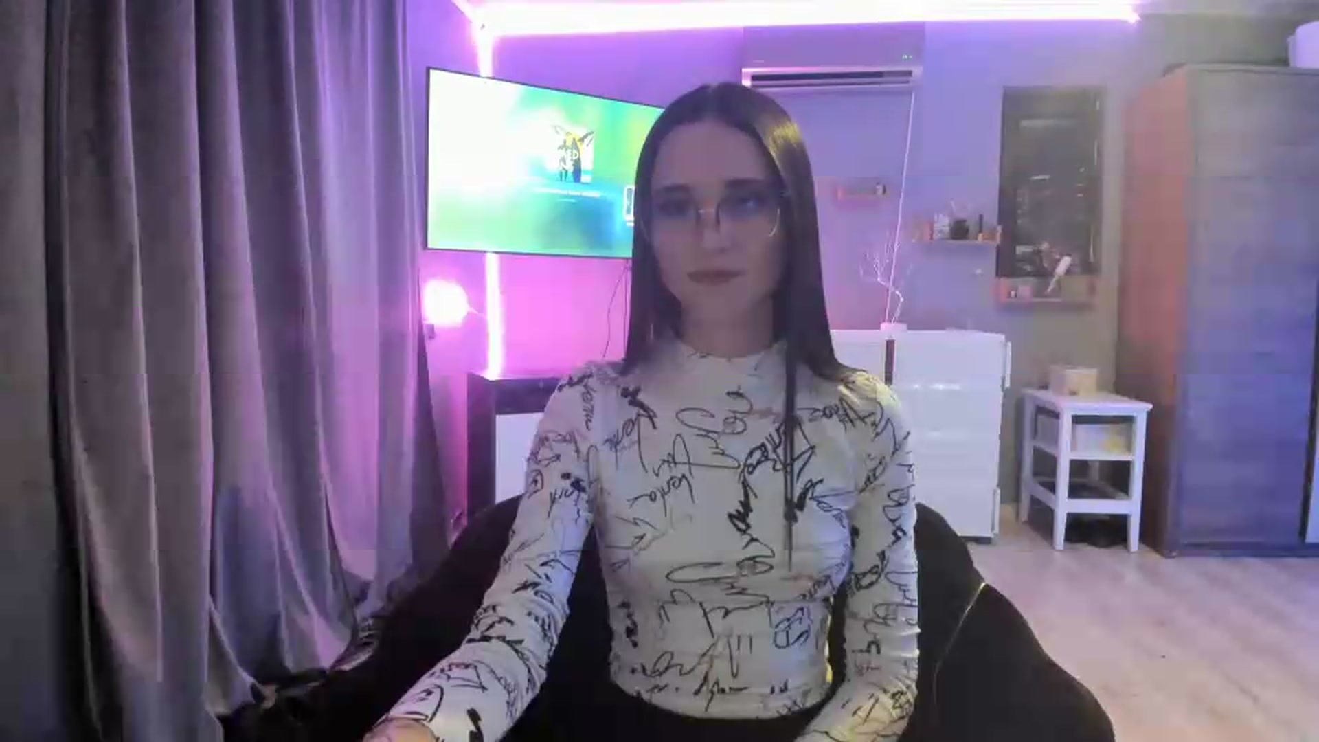Gallery image thumbnail from aorra's myfreecams stream on, 07/10/2026, 24:38 image 11 of 20