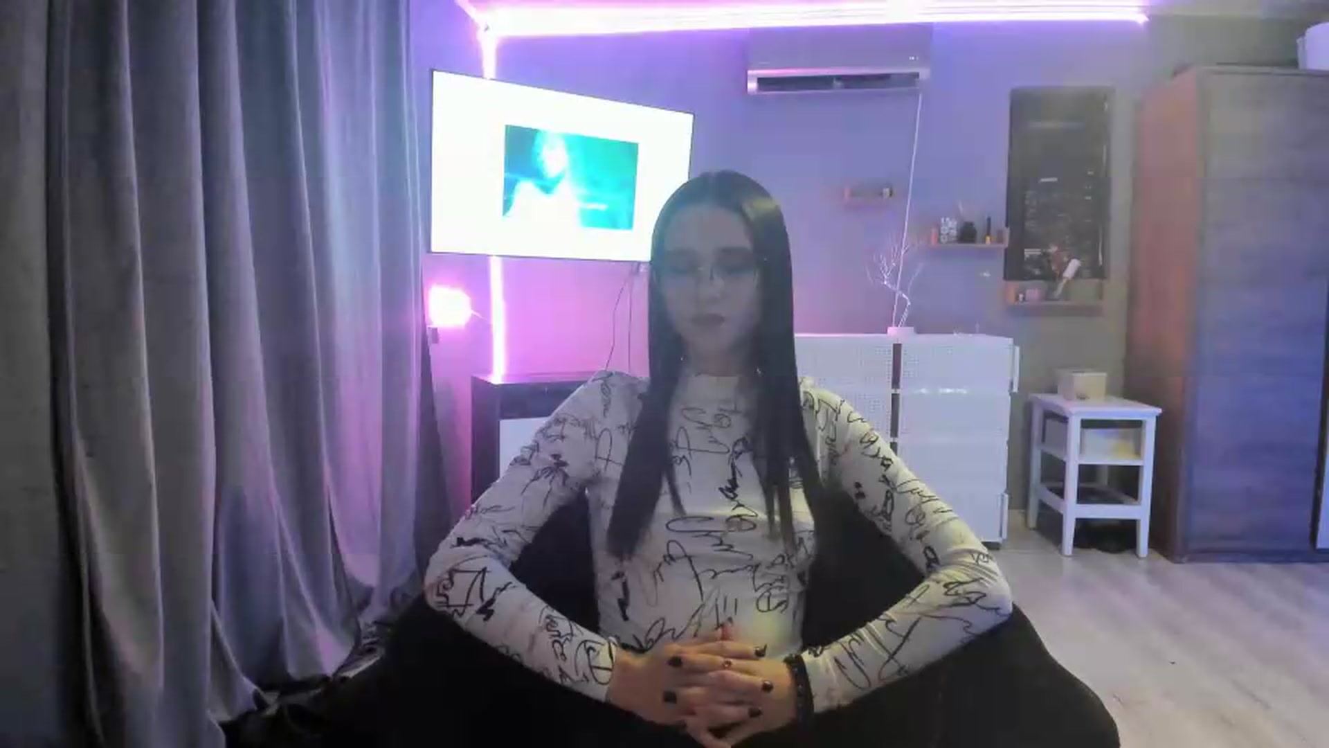 Gallery image thumbnail from aorra's myfreecams stream on, 07/10/2026, 24:38 image 20 of 20