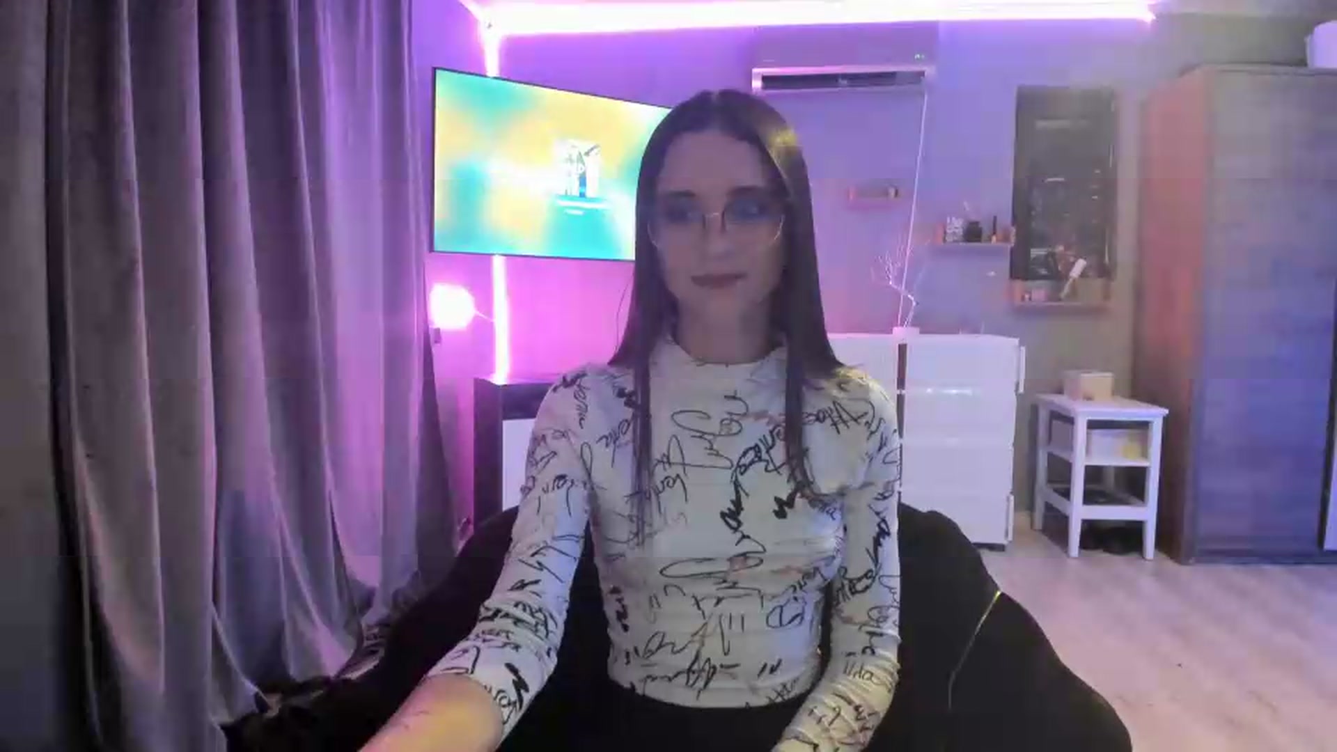 Gallery image thumbnail from aorra's myfreecams stream on, 07/10/2026, 24:38 image 9 of 20