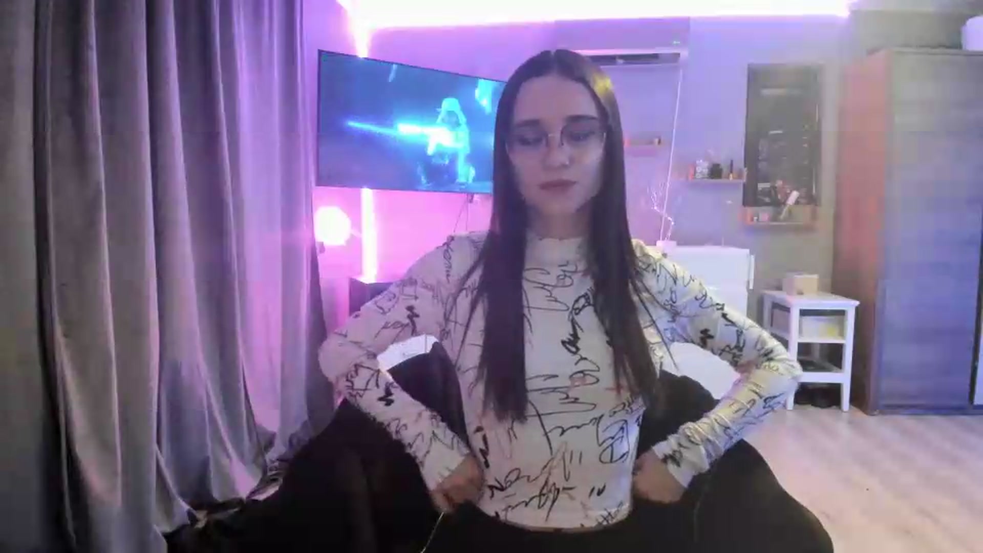 Gallery image thumbnail from aorra's myfreecams stream on, 07/10/2026, 24:38 image 5 of 20