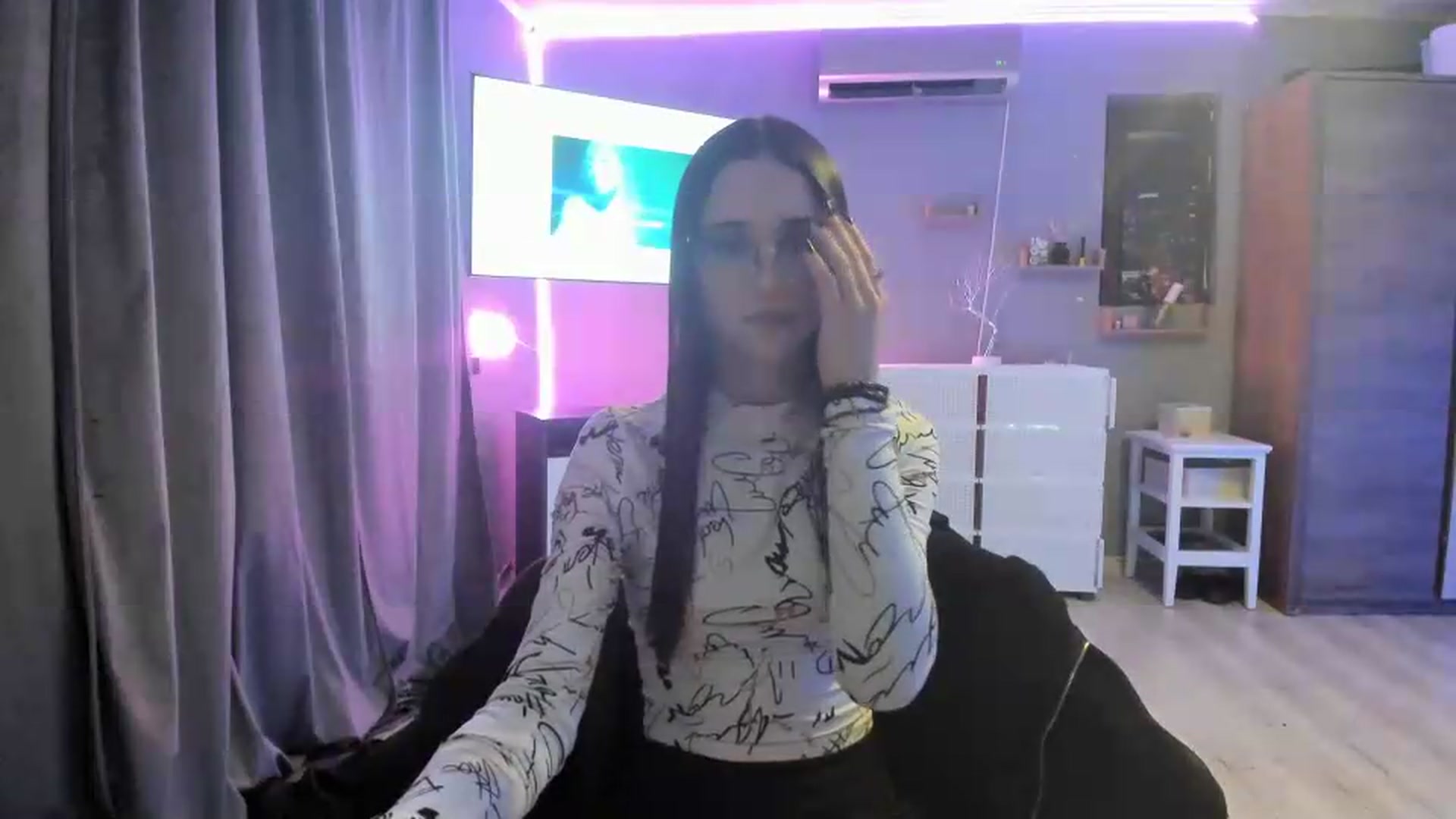 Gallery image thumbnail from aorra's myfreecams stream on, 07/10/2026, 24:38 image 19 of 20