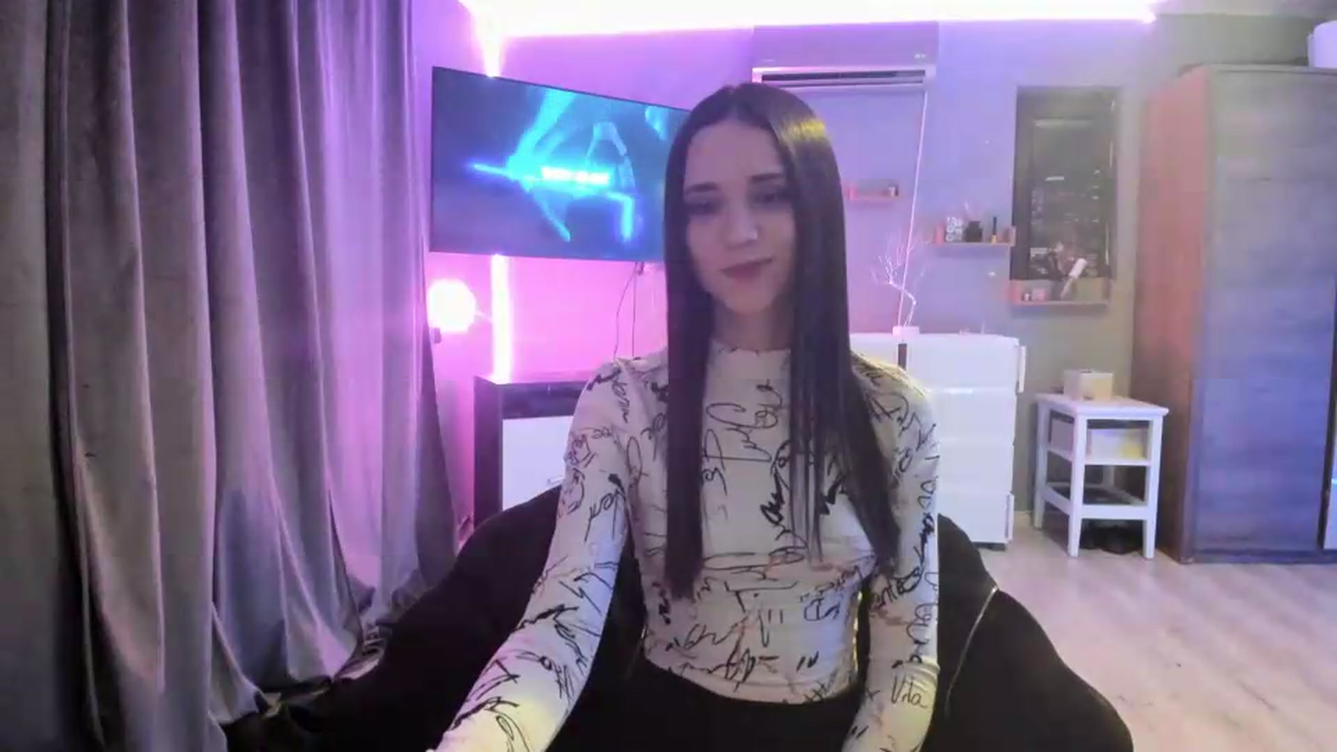 Gallery image thumbnail from aorra's myfreecams stream on, 07/10/2026, 24:38 image 3 of 20