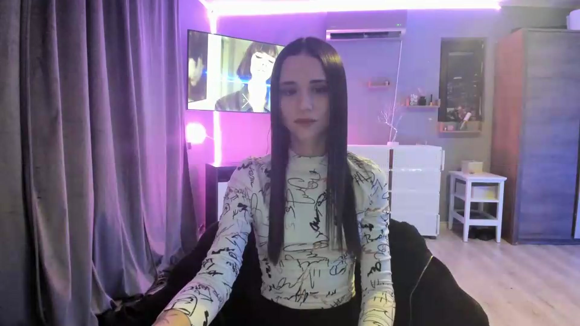 Gallery image thumbnail from aorra's myfreecams stream on, 07/10/2026, 24:38 image 16 of 20