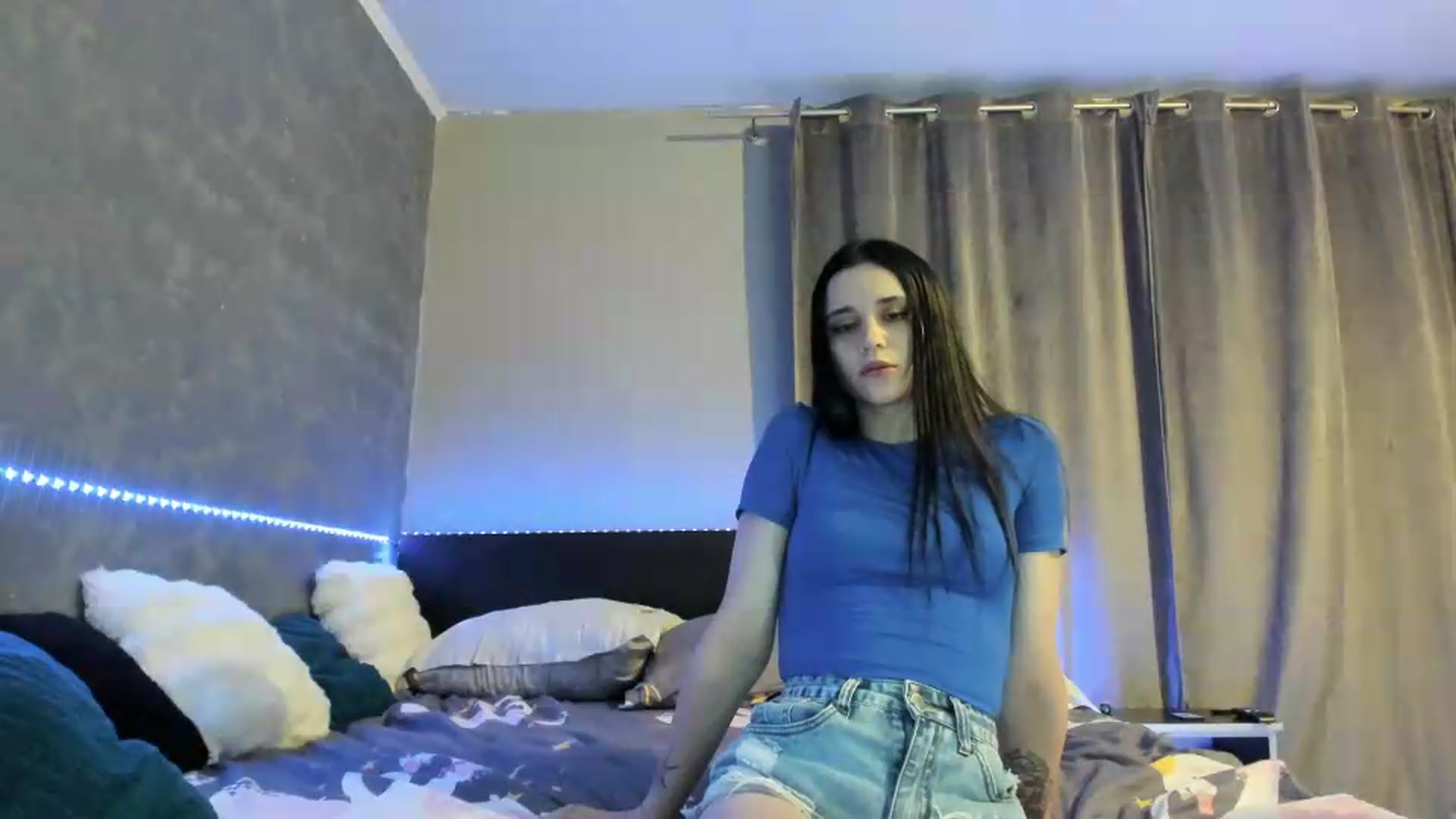 Gallery image thumbnail from aorra's myfreecams stream on, 08/20/2026, 22:20 image 9 of 20