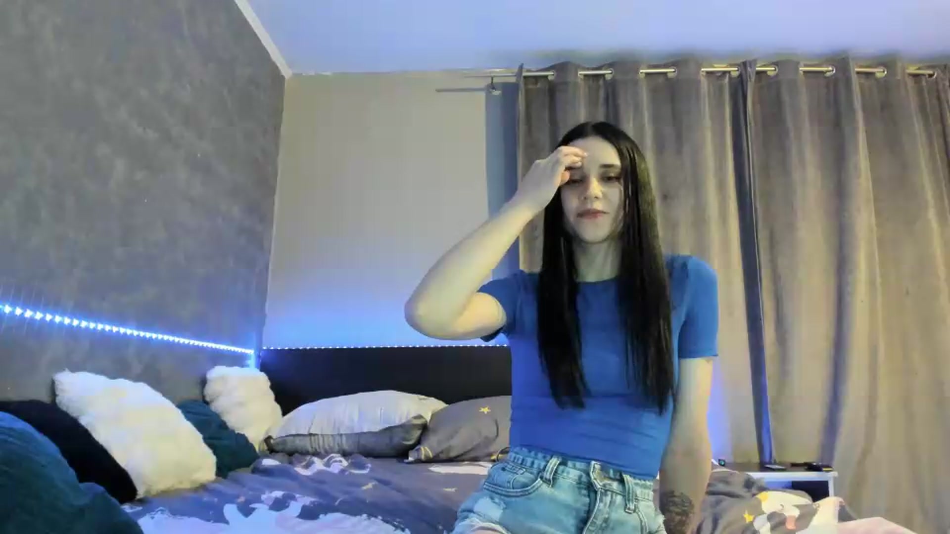 Gallery image thumbnail from aorra's myfreecams stream on, 08/20/2026, 22:20 image 7 of 20