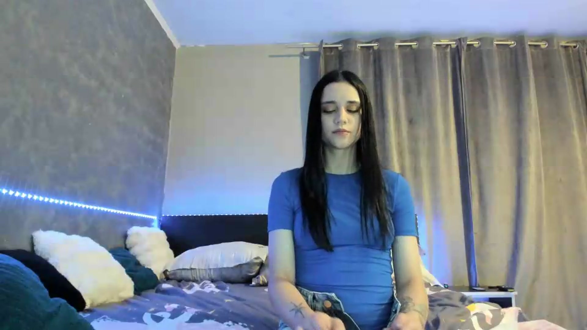 Gallery image thumbnail from aorra's myfreecams stream on, 08/20/2026, 22:20 image 19 of 20