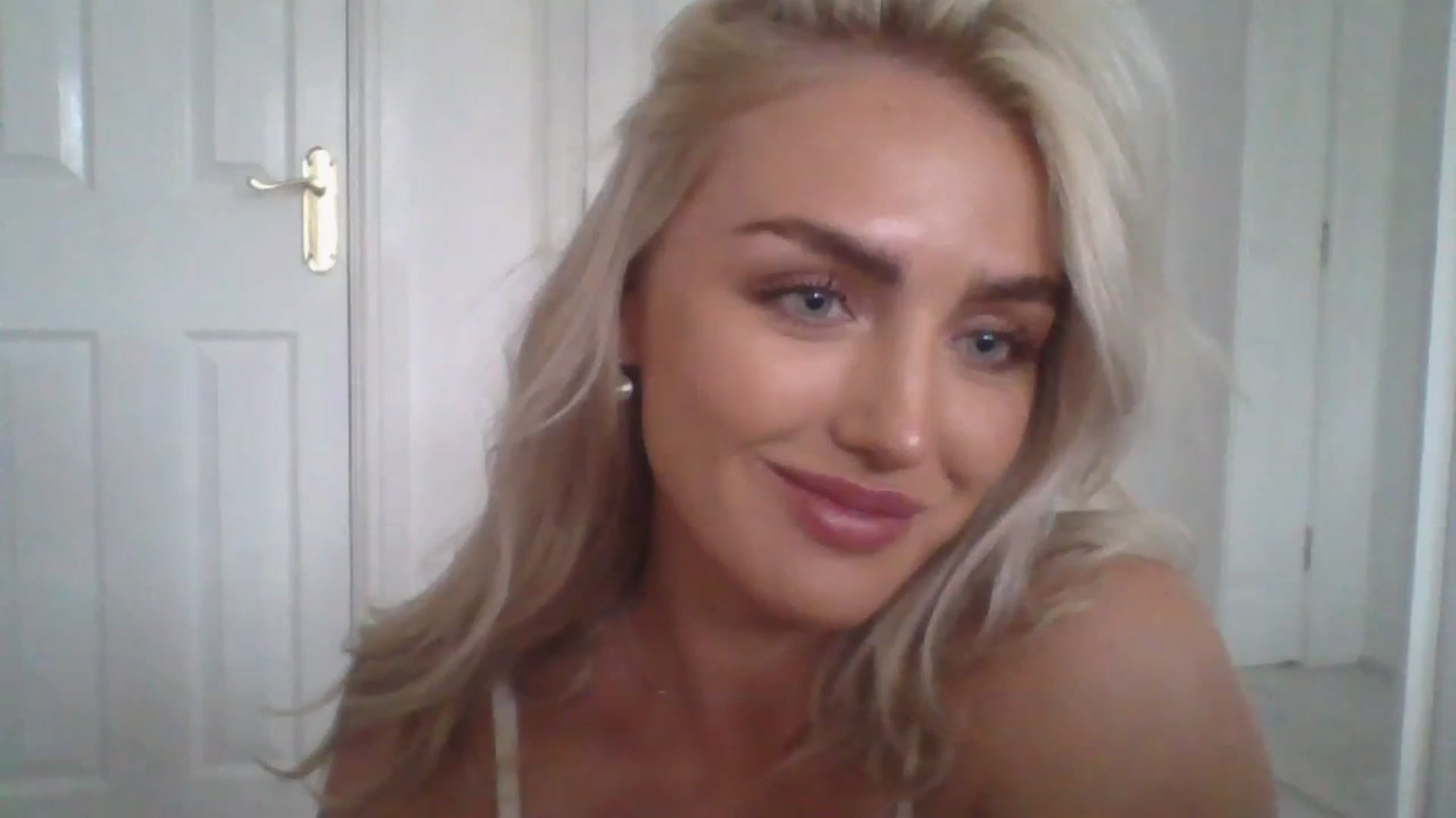 Gallery image thumbnail from arabella_r's myfreecams stream on, 06/30/2023, 17:42 image 8 of 20