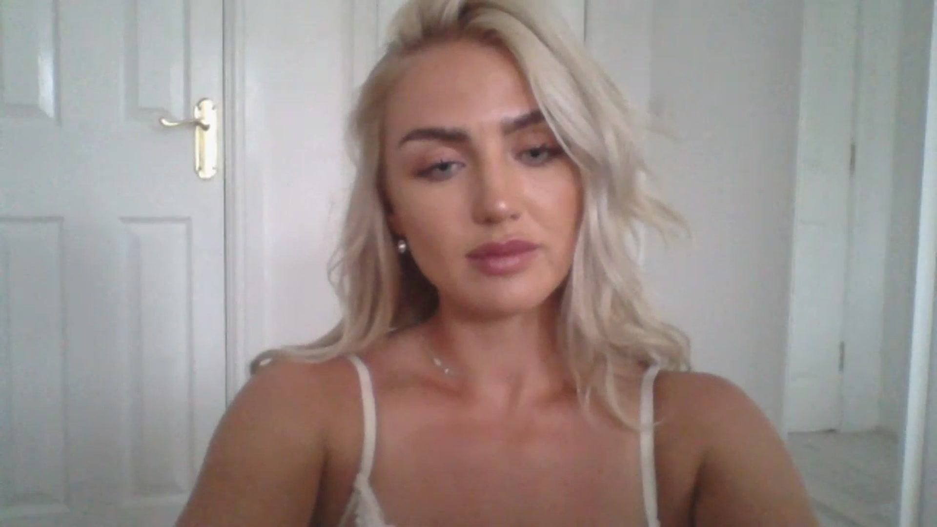 Gallery image thumbnail from arabella_r's myfreecams stream on, 06/30/2023, 17:42 image 9 of 20