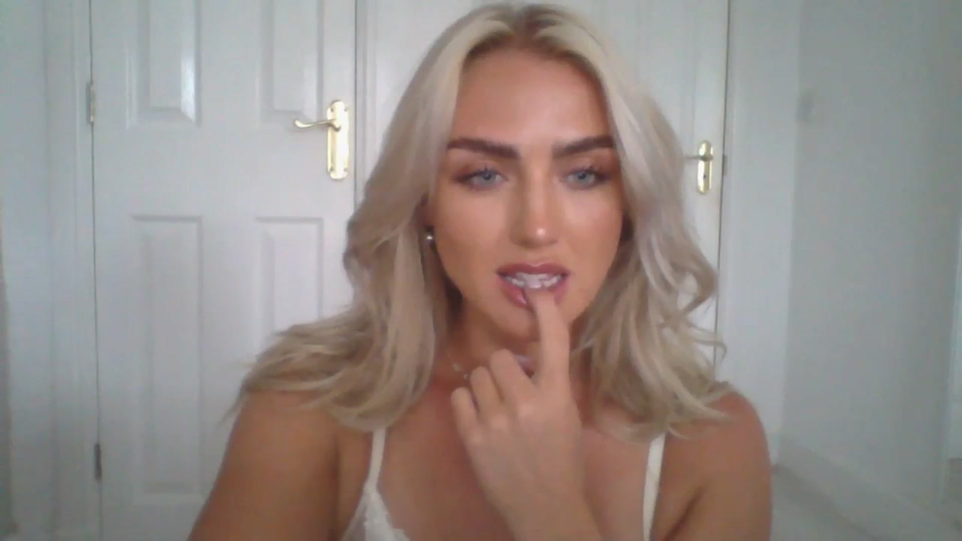 Gallery image thumbnail from arabella_r's myfreecams stream on, 06/30/2023, 17:42 image 19 of 20