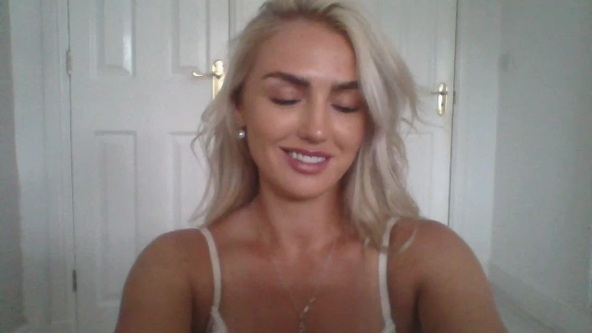 Gallery image thumbnail from arabella_r's myfreecams stream on, 06/30/2023, 17:42 image 1 of 20