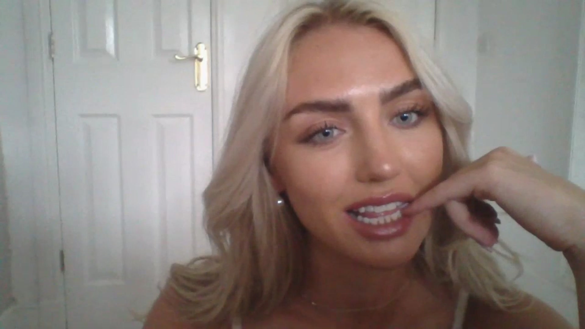 Gallery image thumbnail from arabella_r's myfreecams stream on, 06/30/2023, 17:42 image 12 of 20