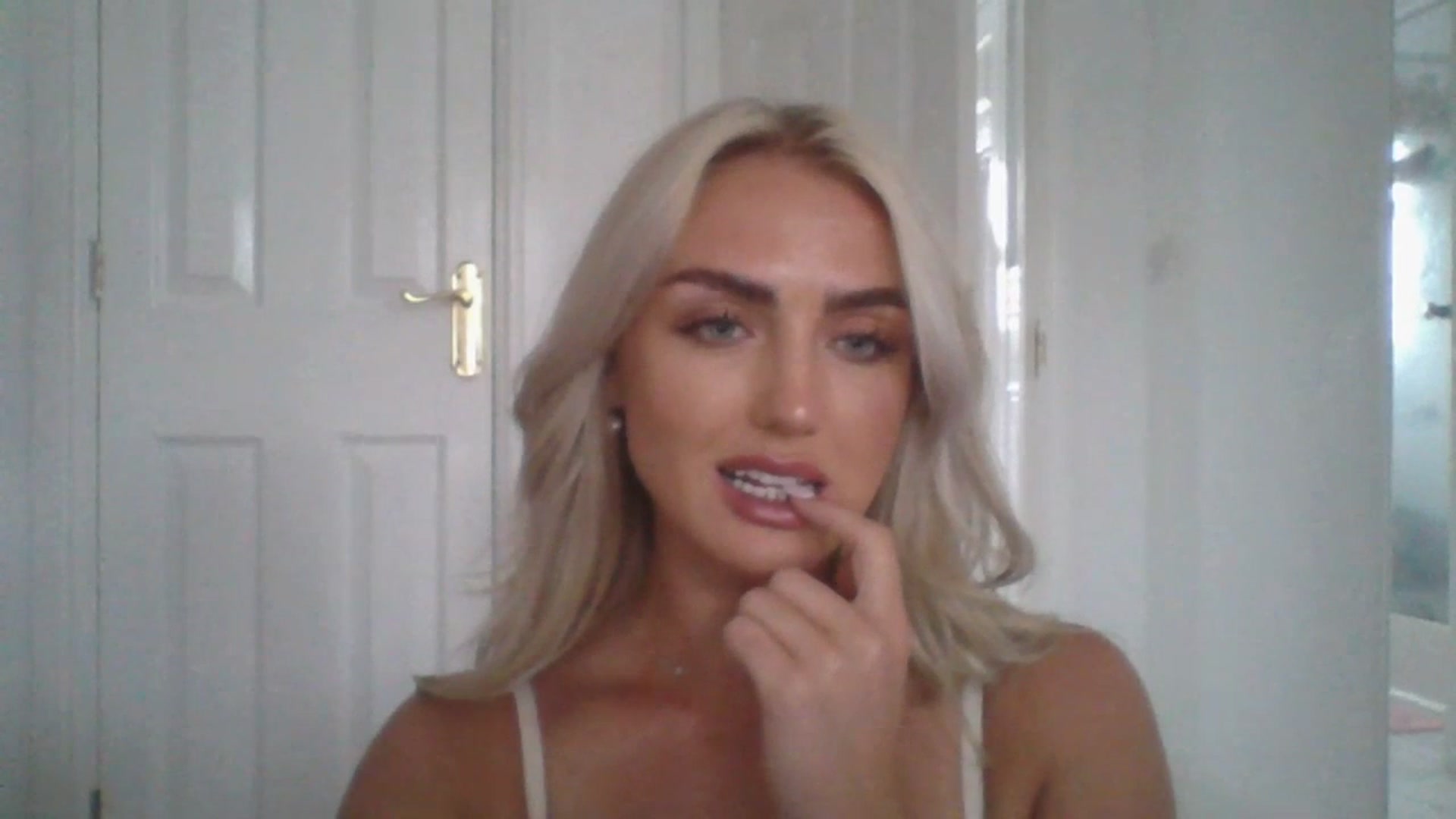 Gallery image thumbnail from arabella_r's myfreecams stream on, 06/30/2023, 18:06 image 13 of 20