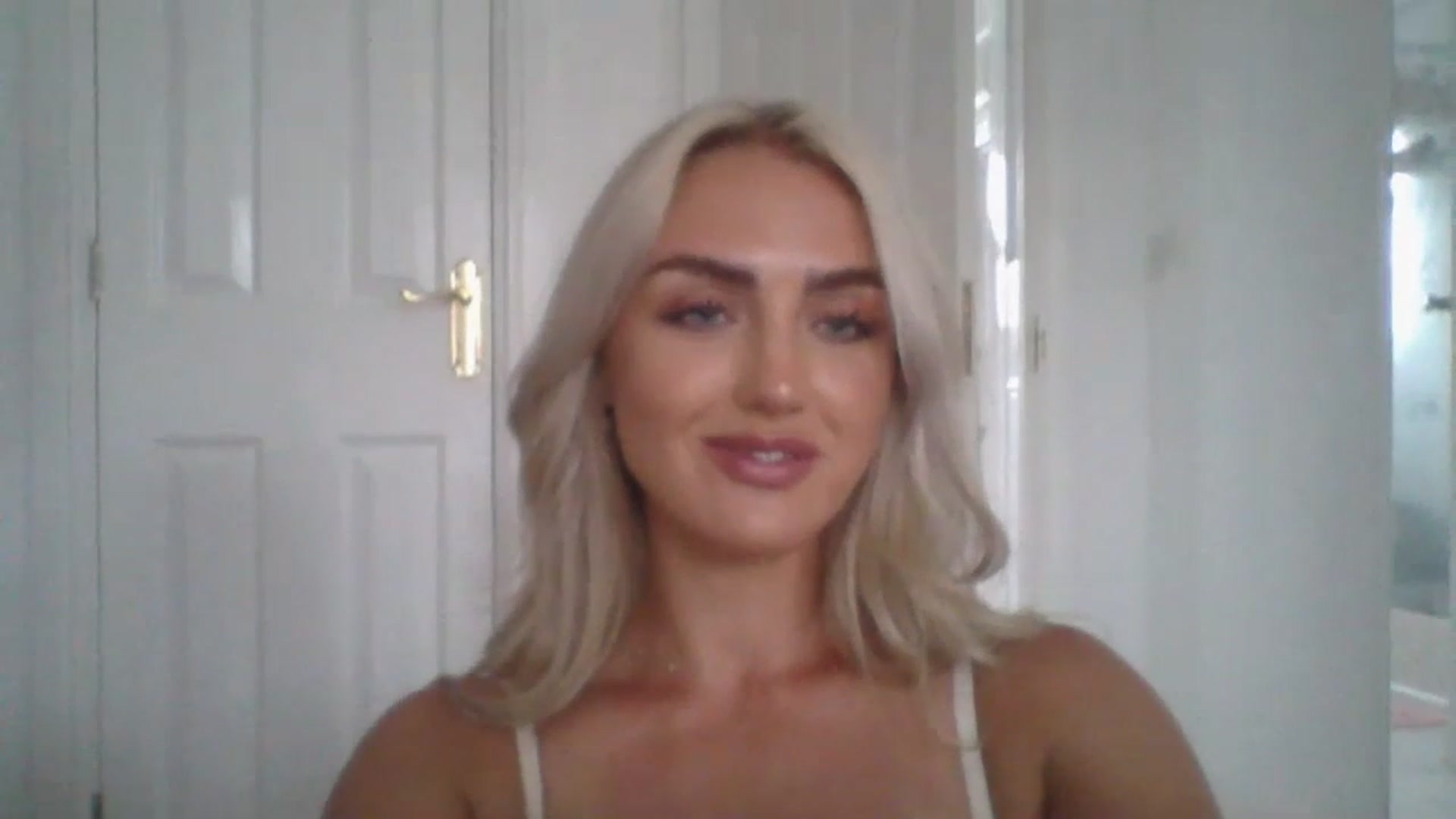 Gallery image thumbnail from arabella_r's myfreecams stream on, 06/30/2023, 18:06 image 14 of 20