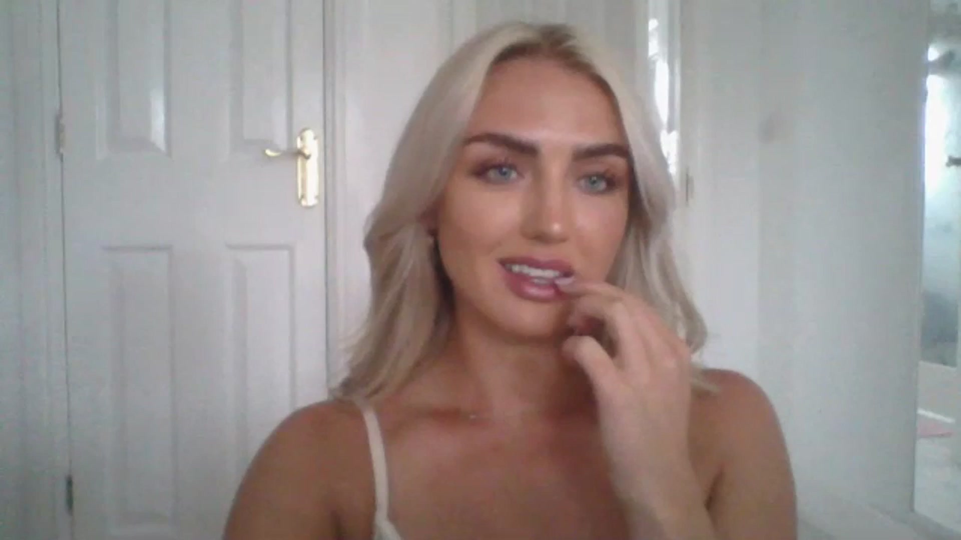 Gallery image thumbnail from arabella_r's myfreecams stream on, 06/30/2023, 18:06 image 18 of 20