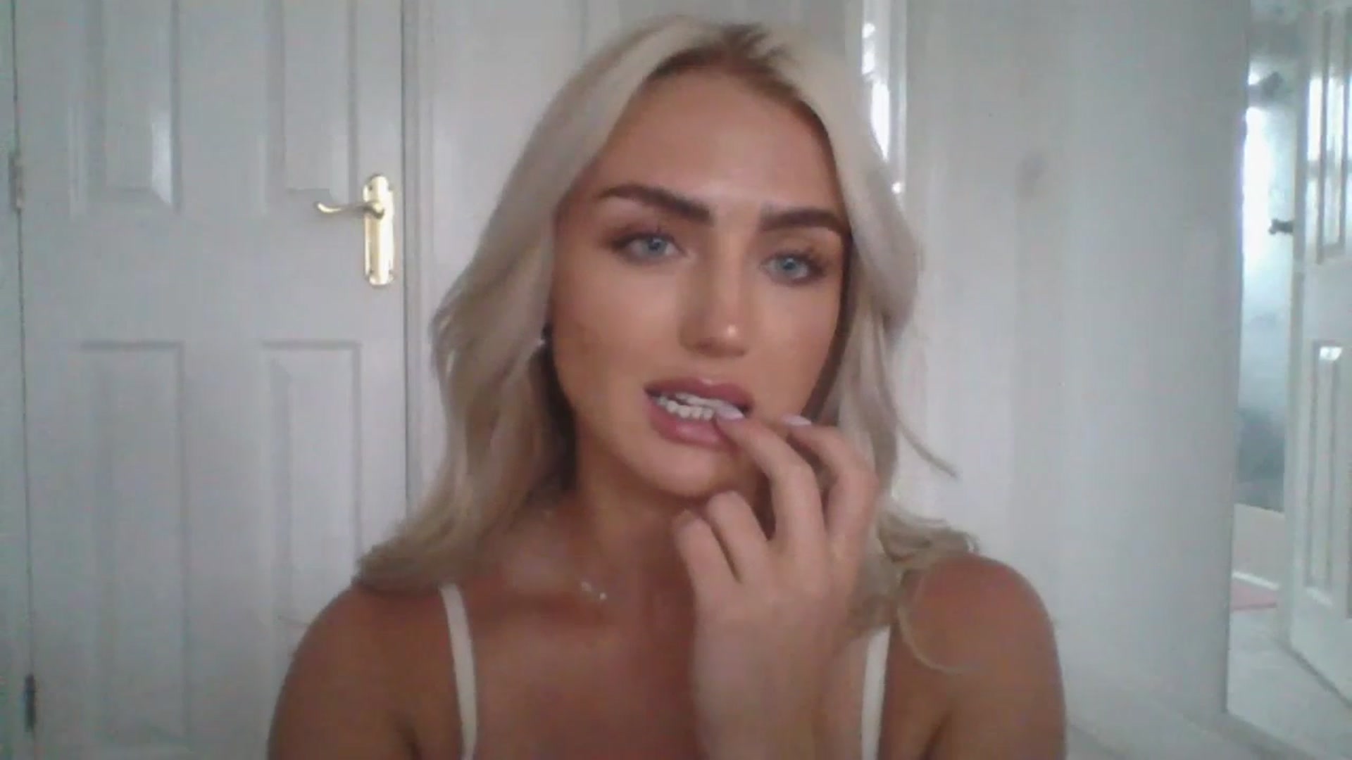 Gallery image thumbnail from arabella_r's myfreecams stream on, 06/30/2023, 18:06 image 7 of 20