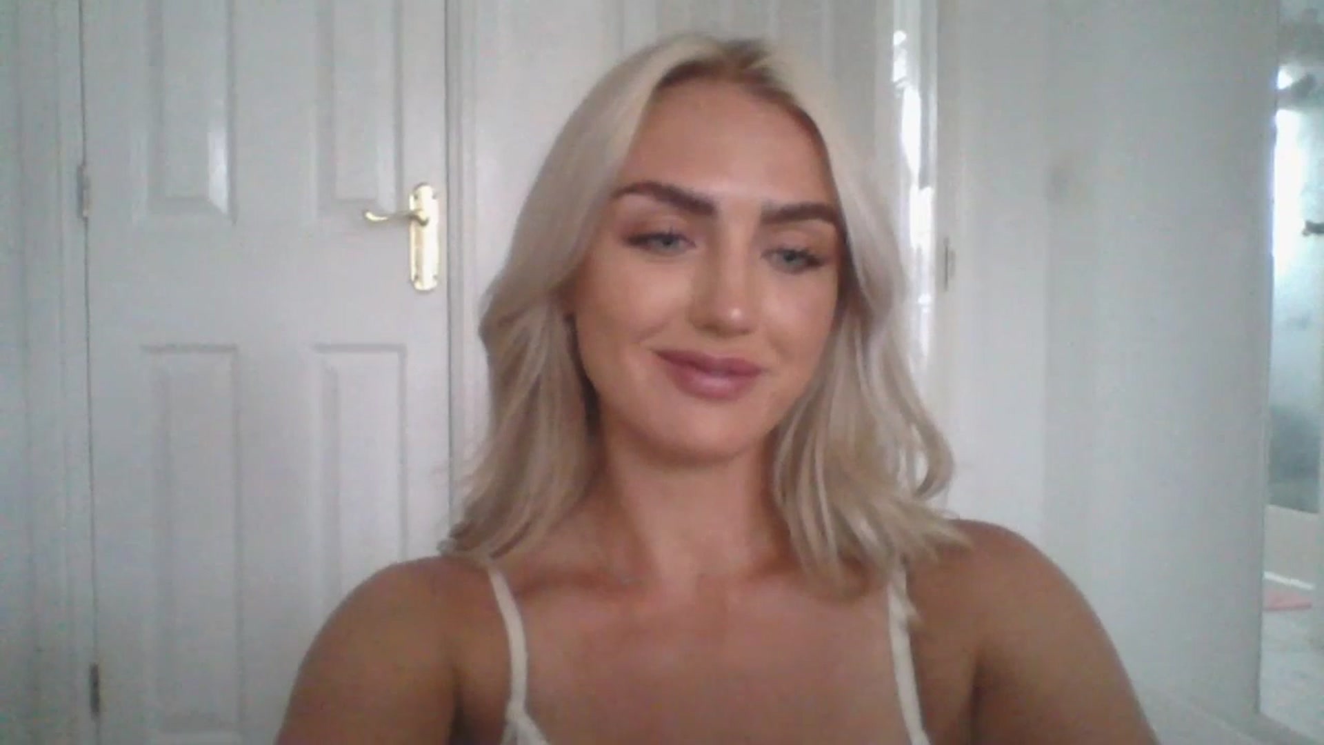 Gallery image thumbnail from arabella_r's myfreecams stream on, 06/30/2023, 18:06 image 17 of 20