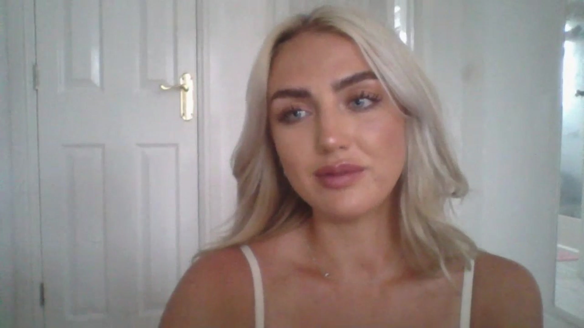 Gallery image thumbnail from arabella_r's myfreecams stream on, 06/30/2023, 18:06 image 16 of 20