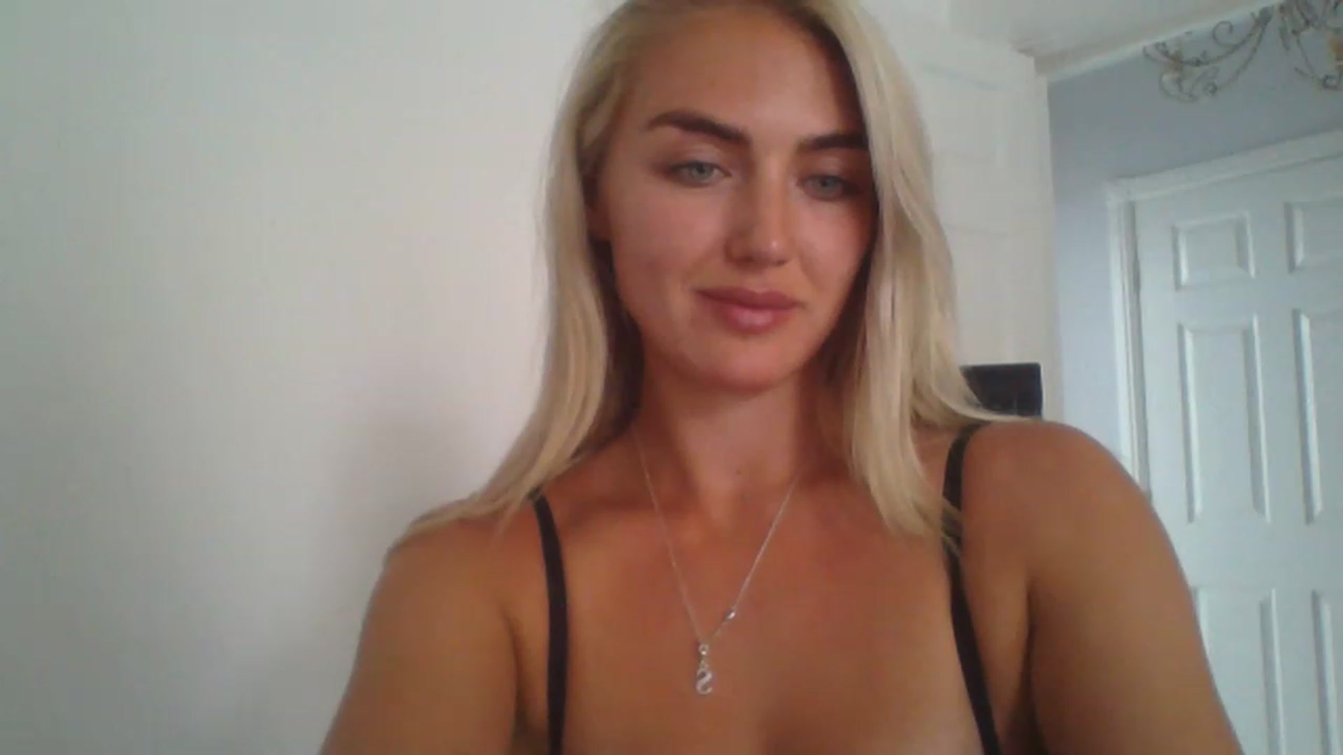 Gallery image thumbnail from arabella_r's myfreecams stream on, 07/12/2023, 13:43 image 15 of 20