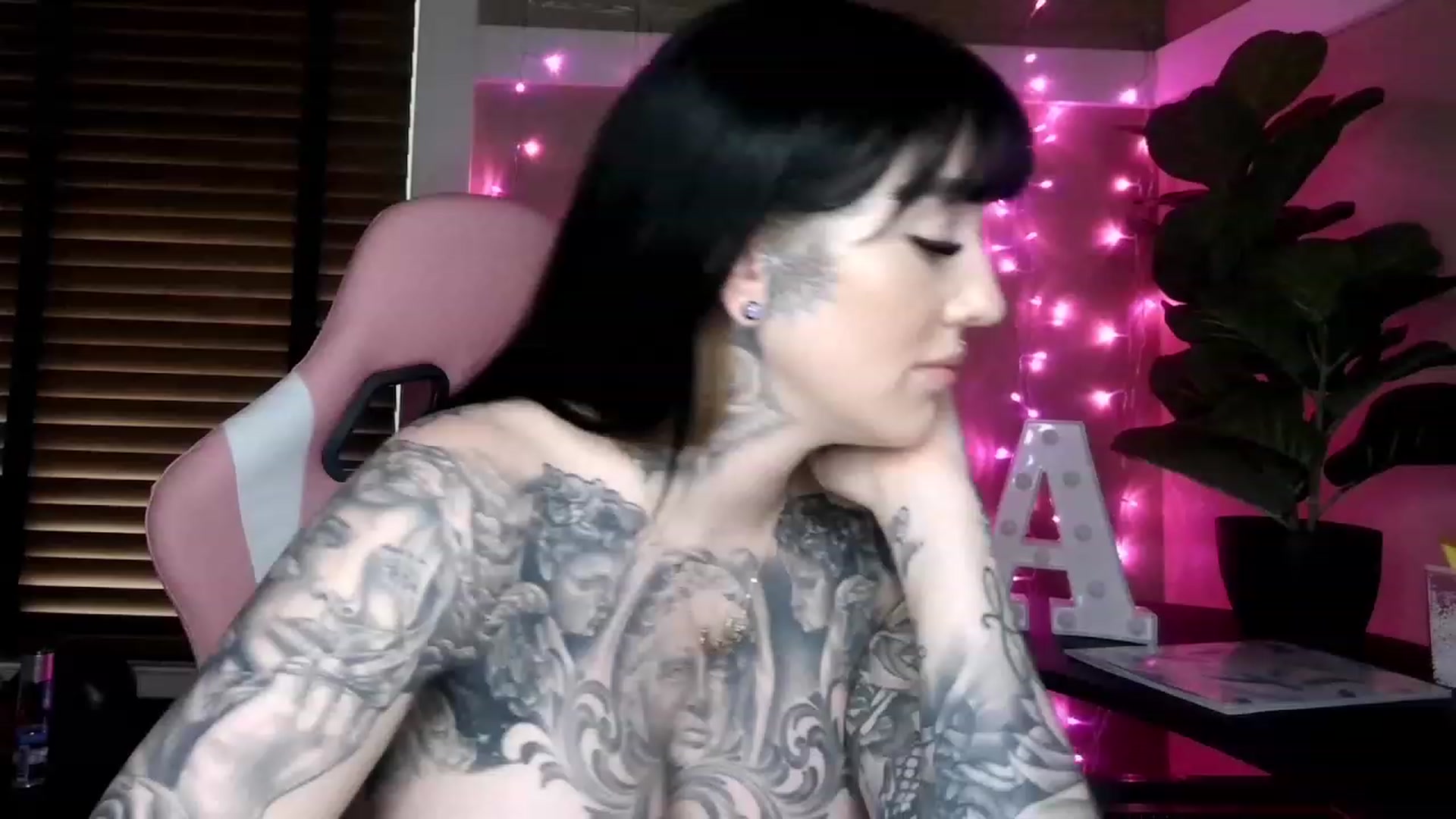 Gallery image thumbnail from ariajanexxx's myfreecams stream on, 12/29/2022, 24:03 image 9 of 20