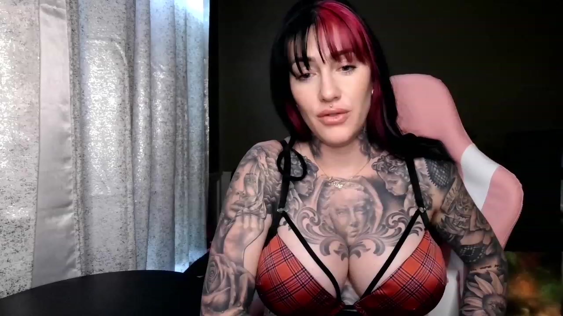 Gallery image thumbnail from ariajanexxx's myfreecams stream on, 03/13/2023, 20:32 image 4 of 20