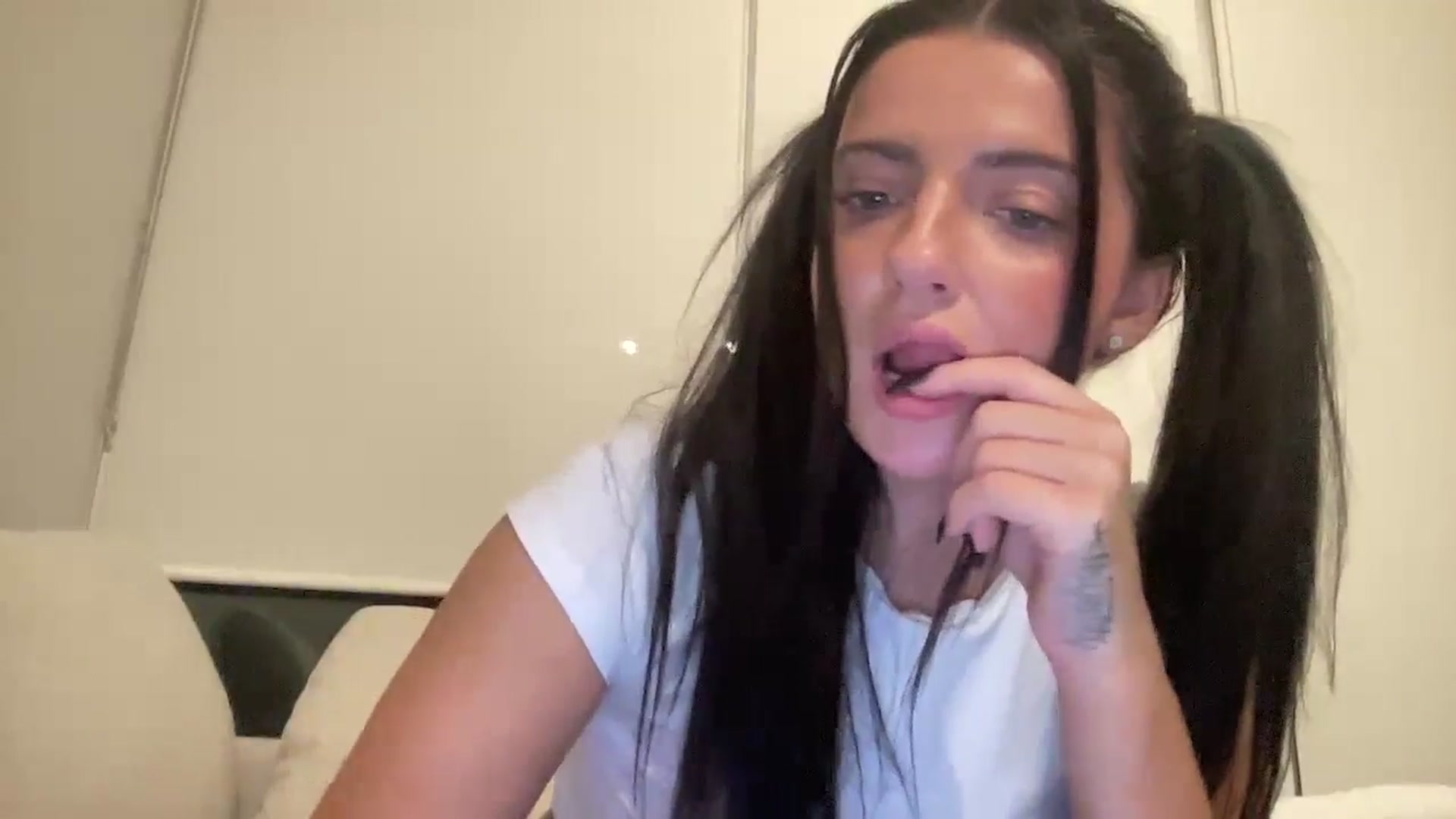 Gallery image thumbnail from arielxxx's myfreecams stream on, 10/28/2024, 02:04 image 13 of 20