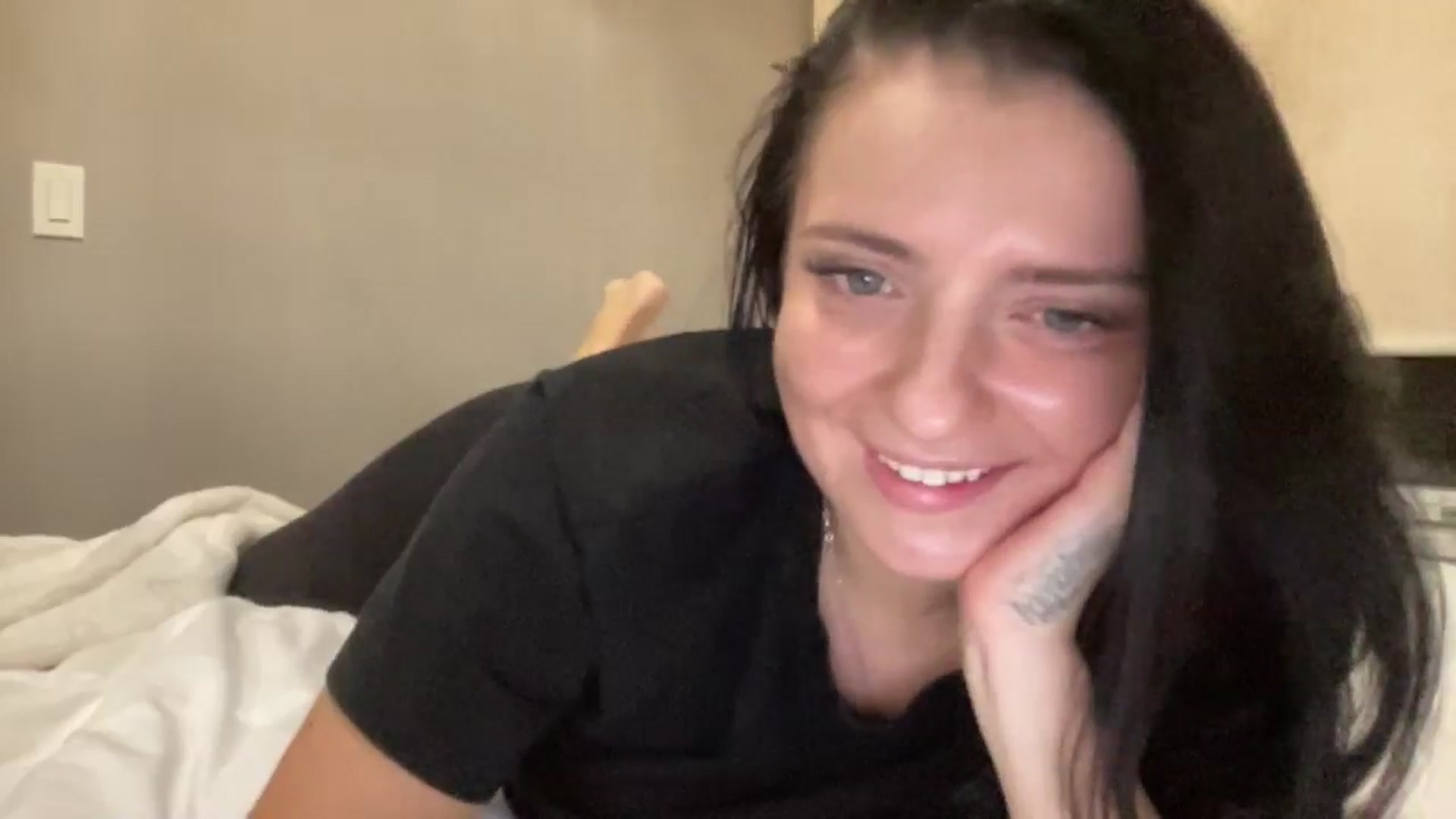 Gallery image thumbnail from arielxxx's myfreecams stream on, 12/20/2024, 04:34 image 10 of 20