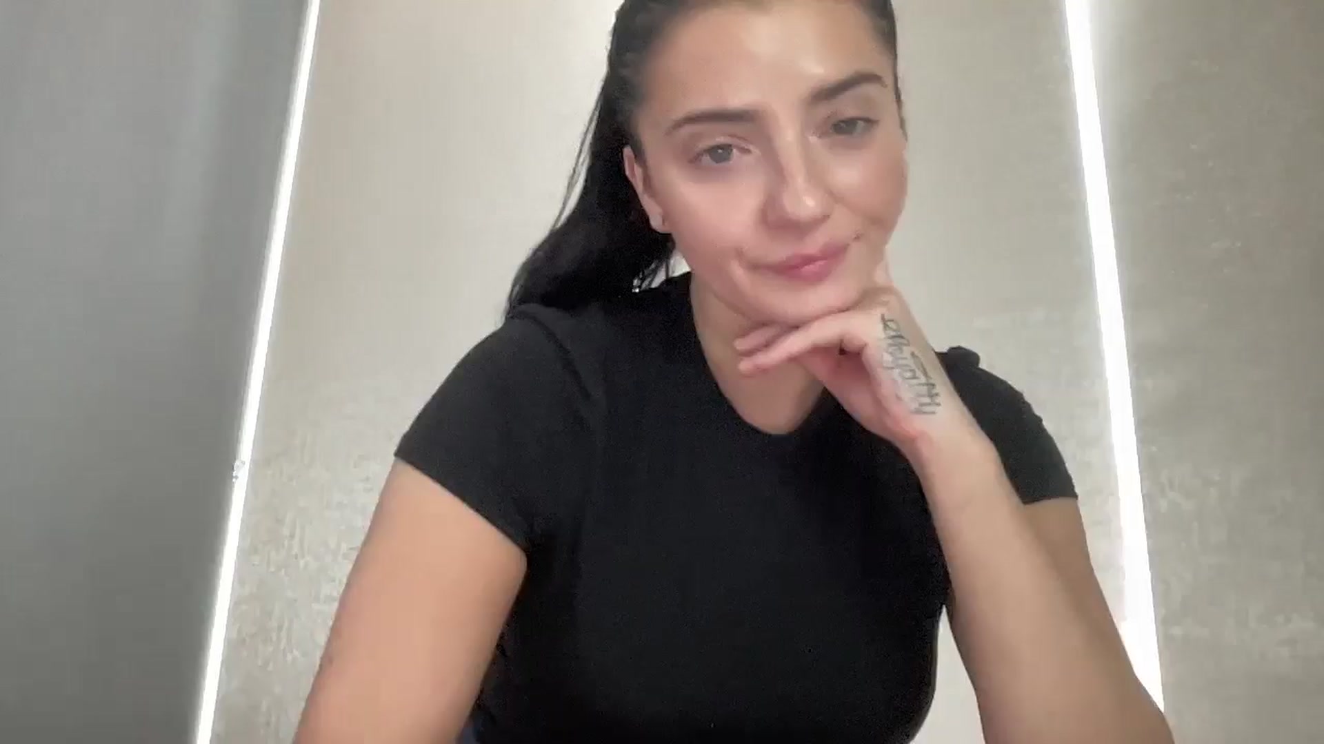 Gallery image thumbnail from arielxxx's myfreecams stream on, 03/27/2025, 16:30 image 18 of 20