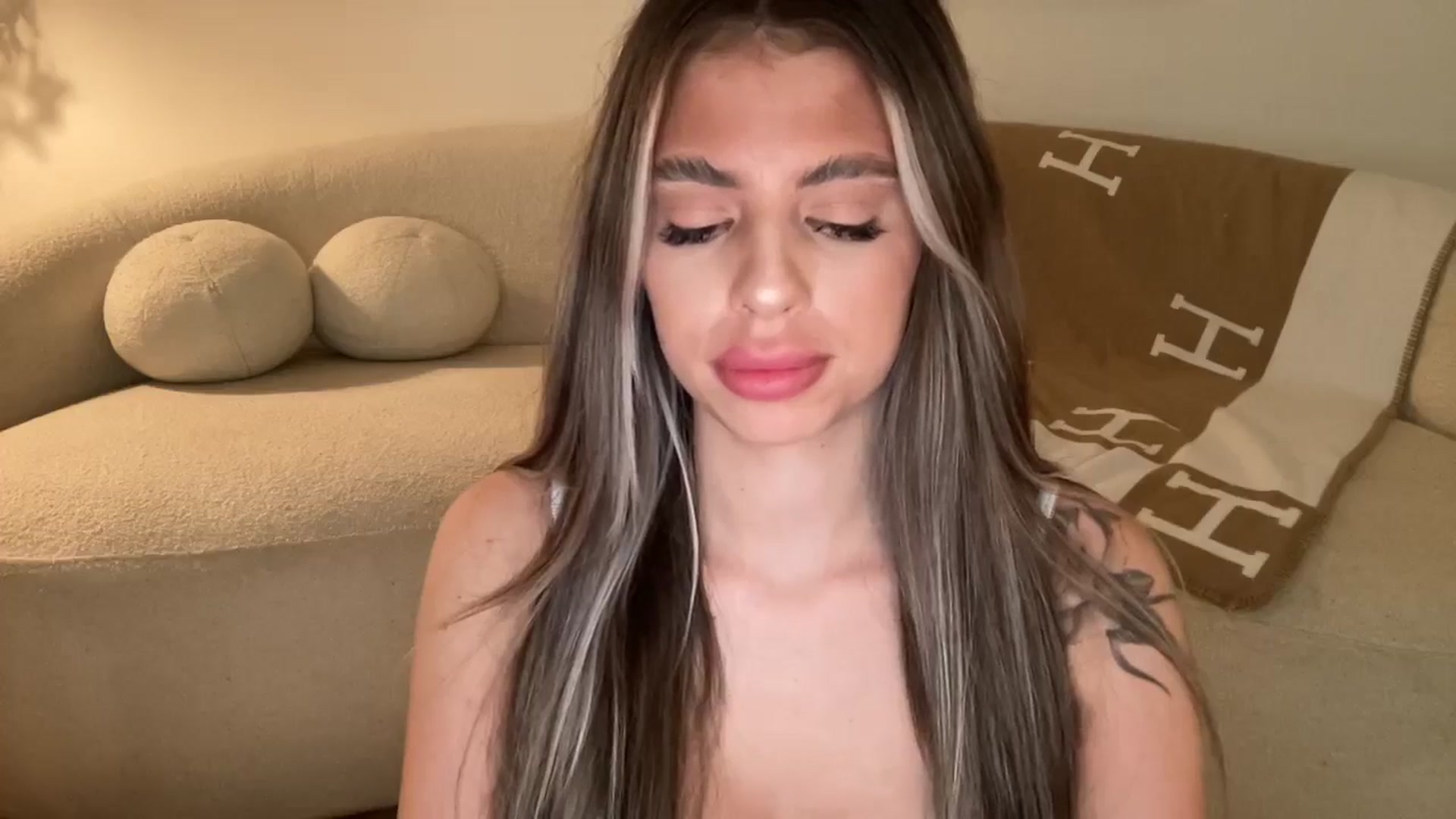 Gallery image thumbnail from aryaaxo's myfreecams stream on, 10/29/2024, 08:45 image 17 of 20