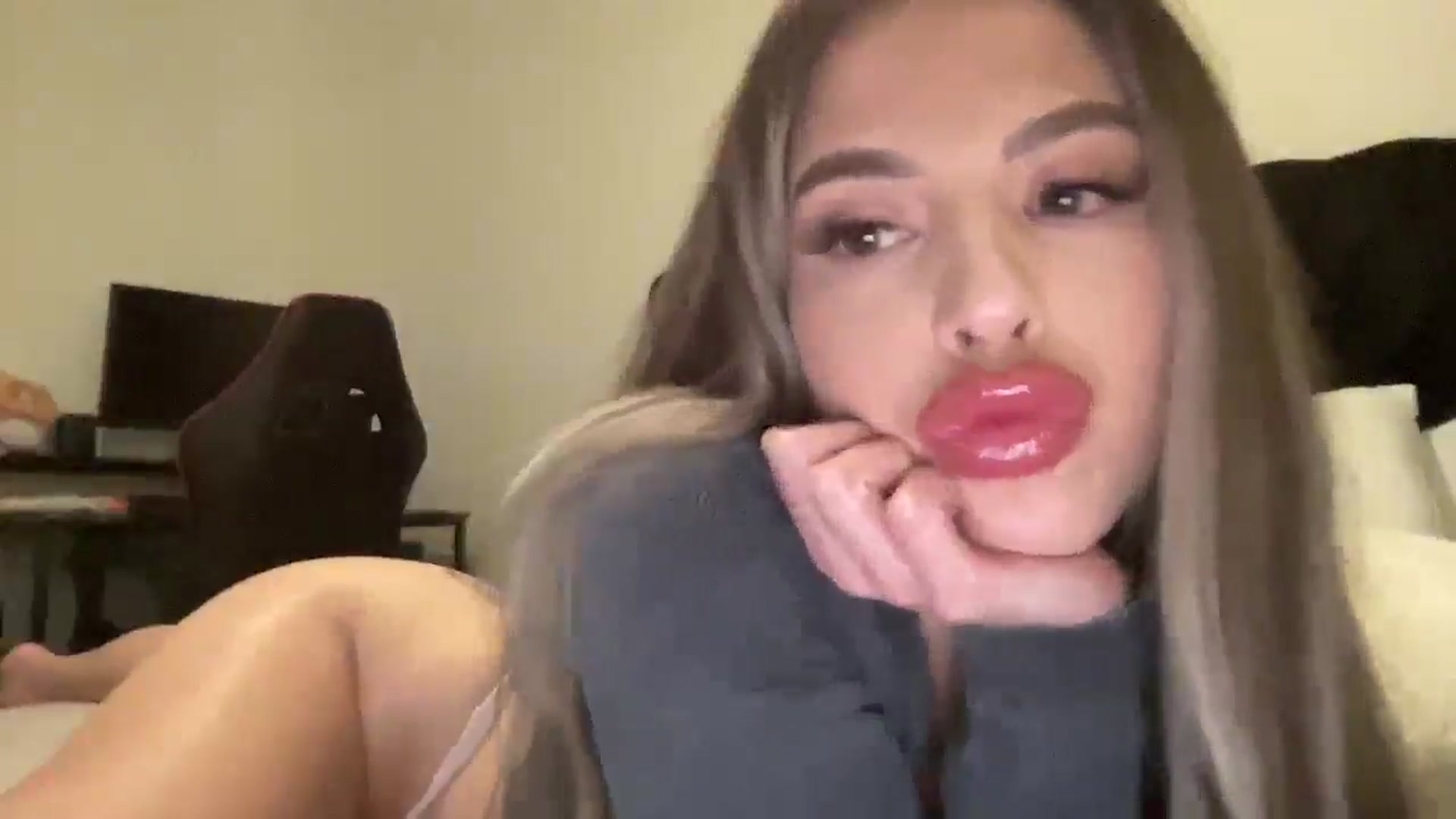 Gallery image thumbnail from aryaaxo's myfreecams stream on, 12/15/2024, 09:56 image 15 of 20