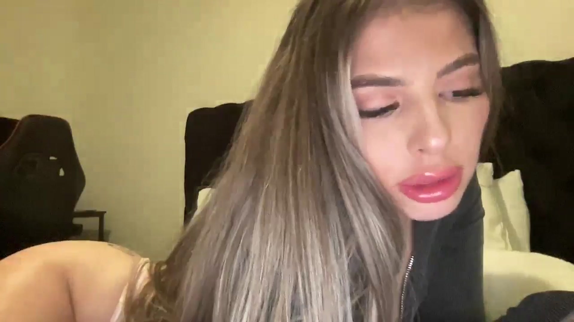 Gallery image thumbnail from aryaaxo's myfreecams stream on, 12/15/2024, 10:52 image 17 of 20
