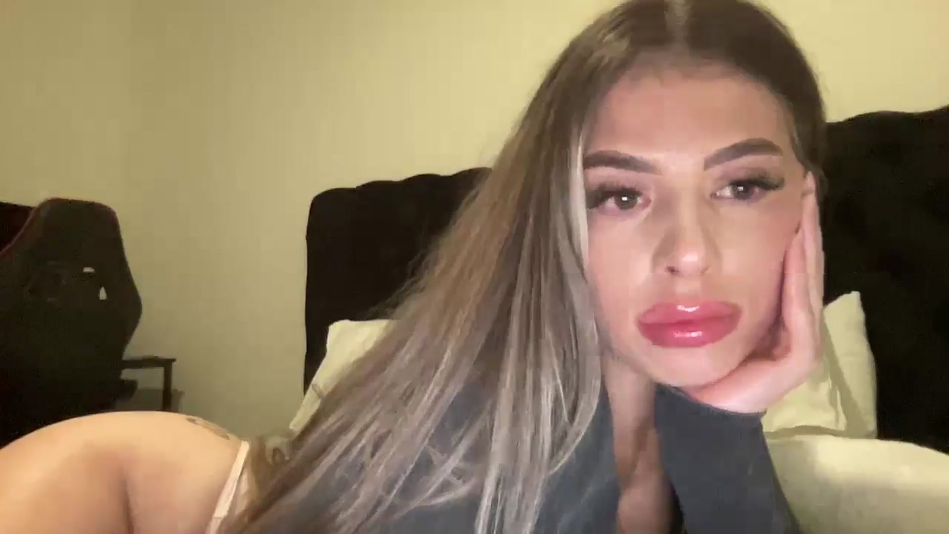 Gallery image thumbnail from aryaaxo's myfreecams stream on, 12/15/2024, 10:52 image 16 of 20