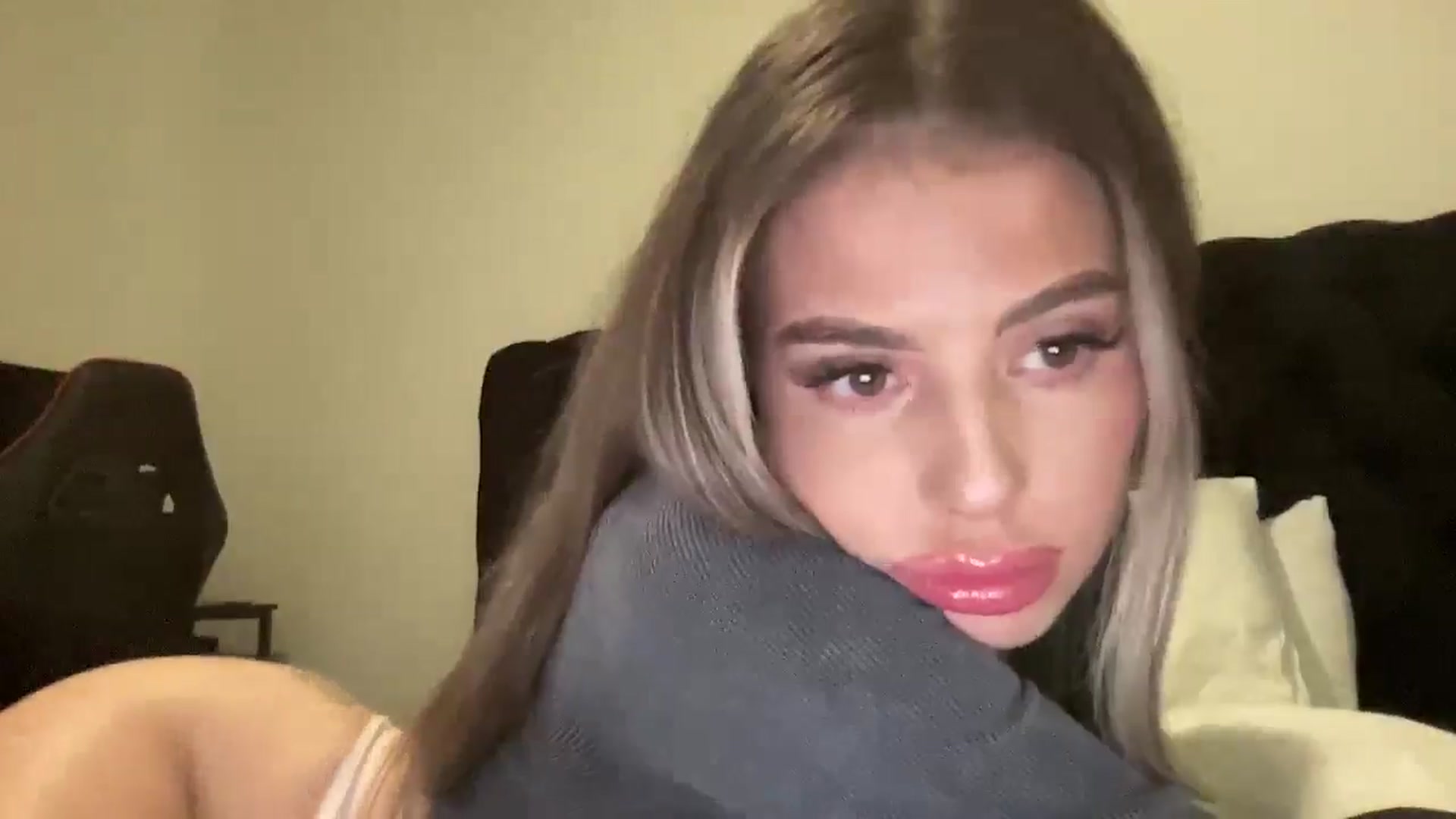 Gallery image thumbnail from aryaaxo's myfreecams stream on, 12/15/2024, 10:52 image 13 of 20