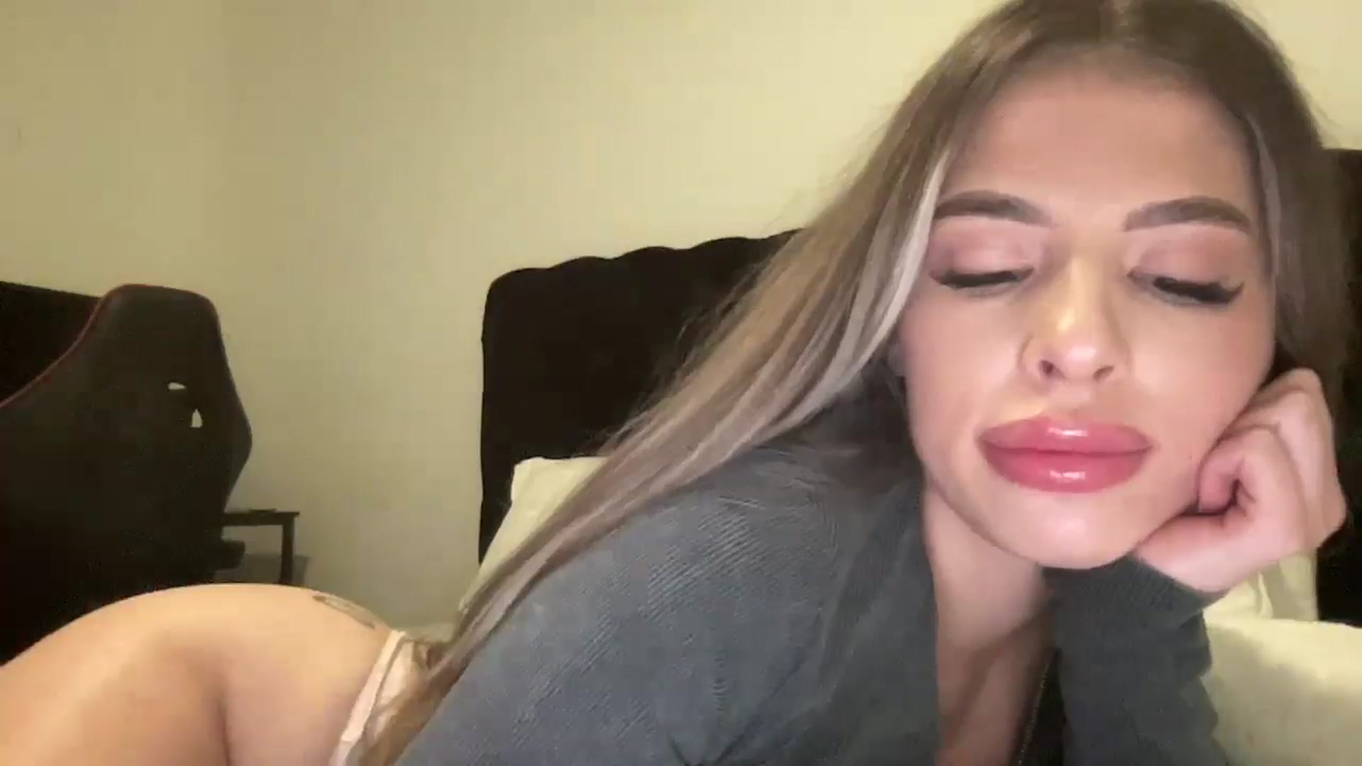 Gallery image thumbnail from aryaaxo's myfreecams stream on, 12/15/2024, 10:52 image 18 of 20