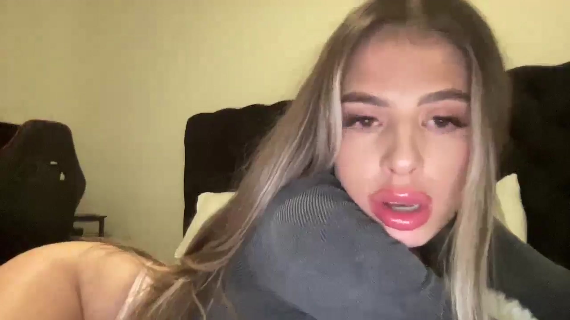 Gallery image thumbnail from aryaaxo's myfreecams stream on, 12/15/2024, 10:52 image 14 of 20
