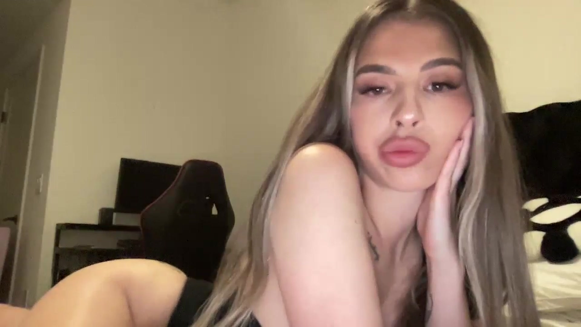 Gallery image thumbnail from aryaaxo's myfreecams stream on, 12/16/2024, 08:02 image 5 of 20