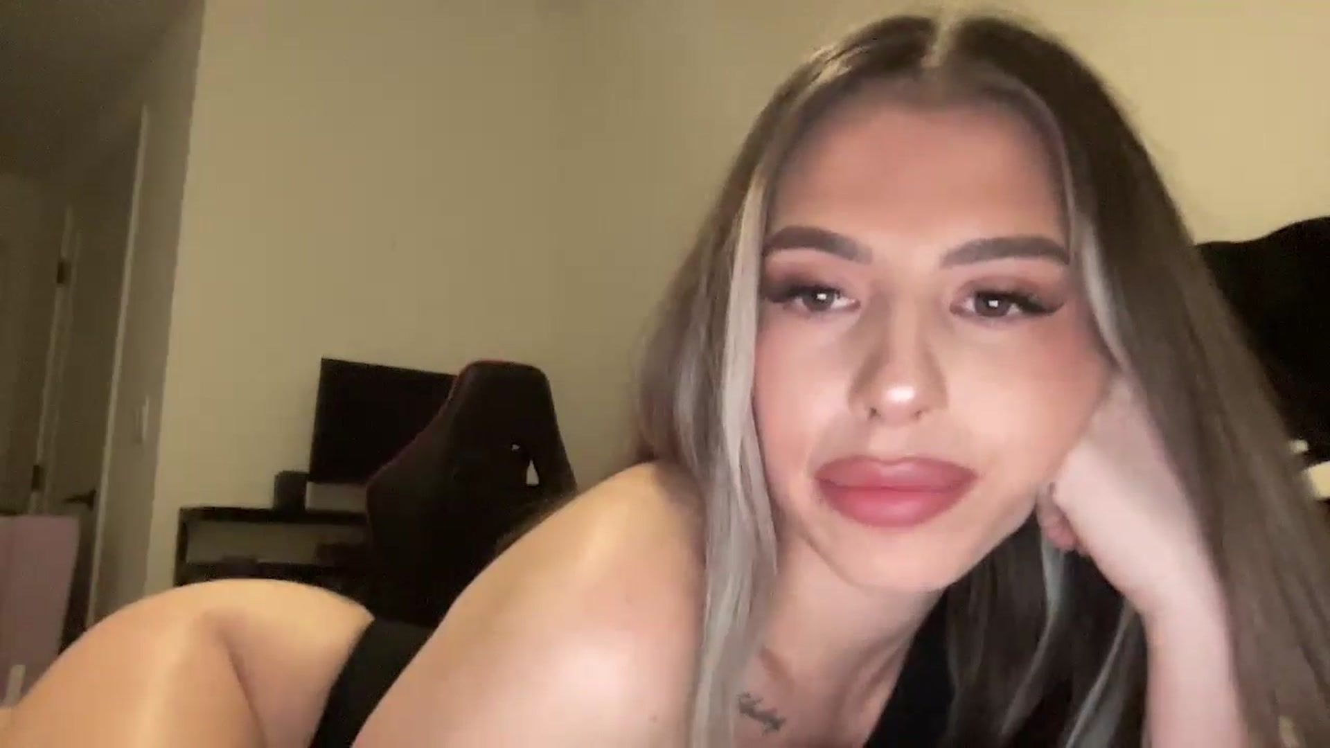 Gallery image thumbnail from aryaaxo's myfreecams stream on, 12/16/2024, 08:02 image 16 of 20