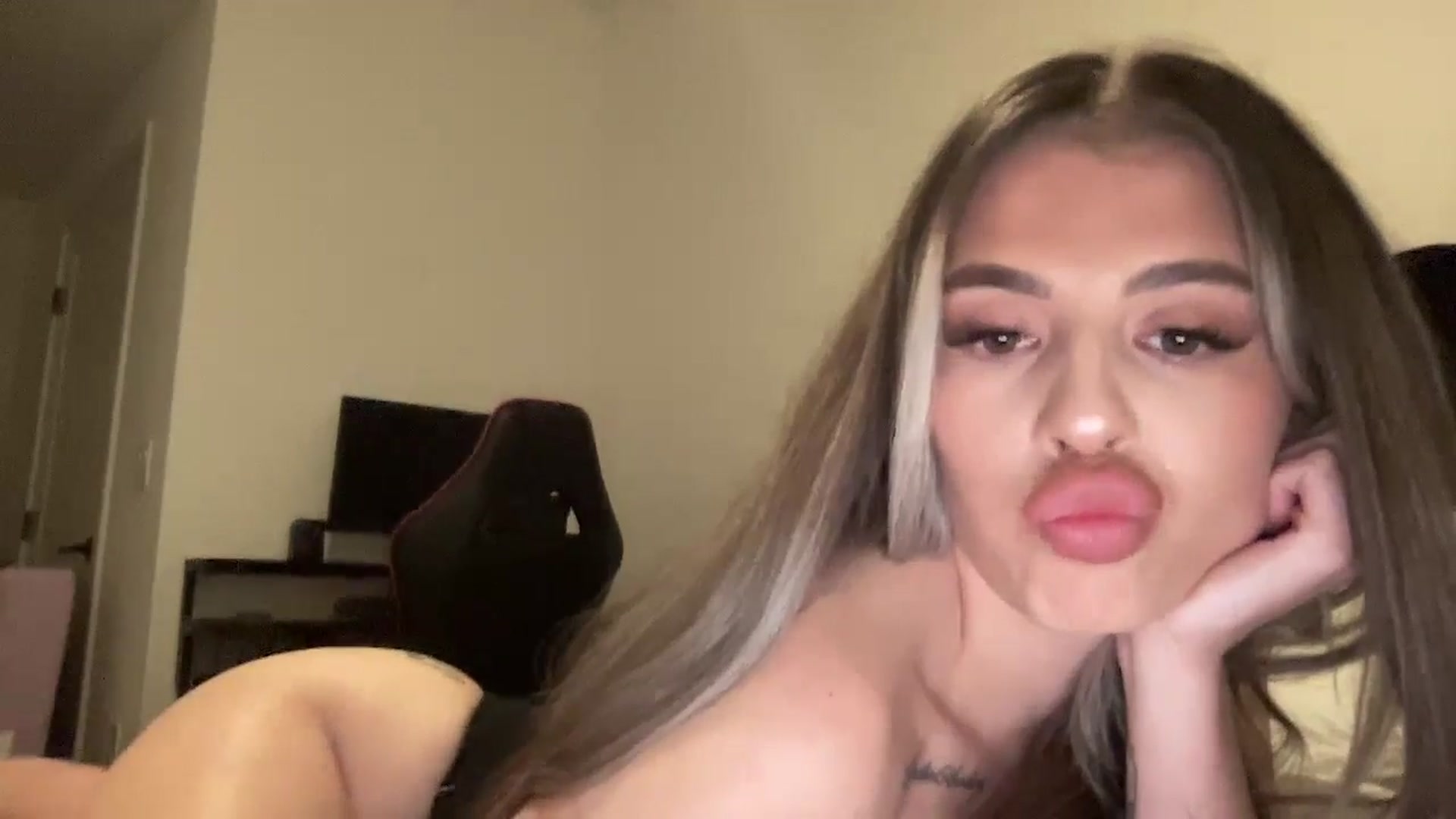 Gallery image thumbnail from aryaaxo's myfreecams stream on, 12/16/2024, 08:02 image 10 of 20