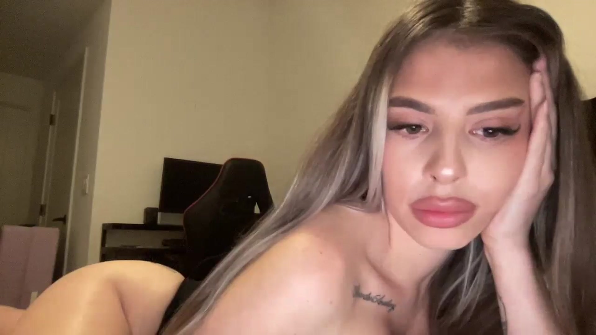 Gallery image thumbnail from aryaaxo's myfreecams stream on, 12/16/2024, 08:02 image 18 of 20