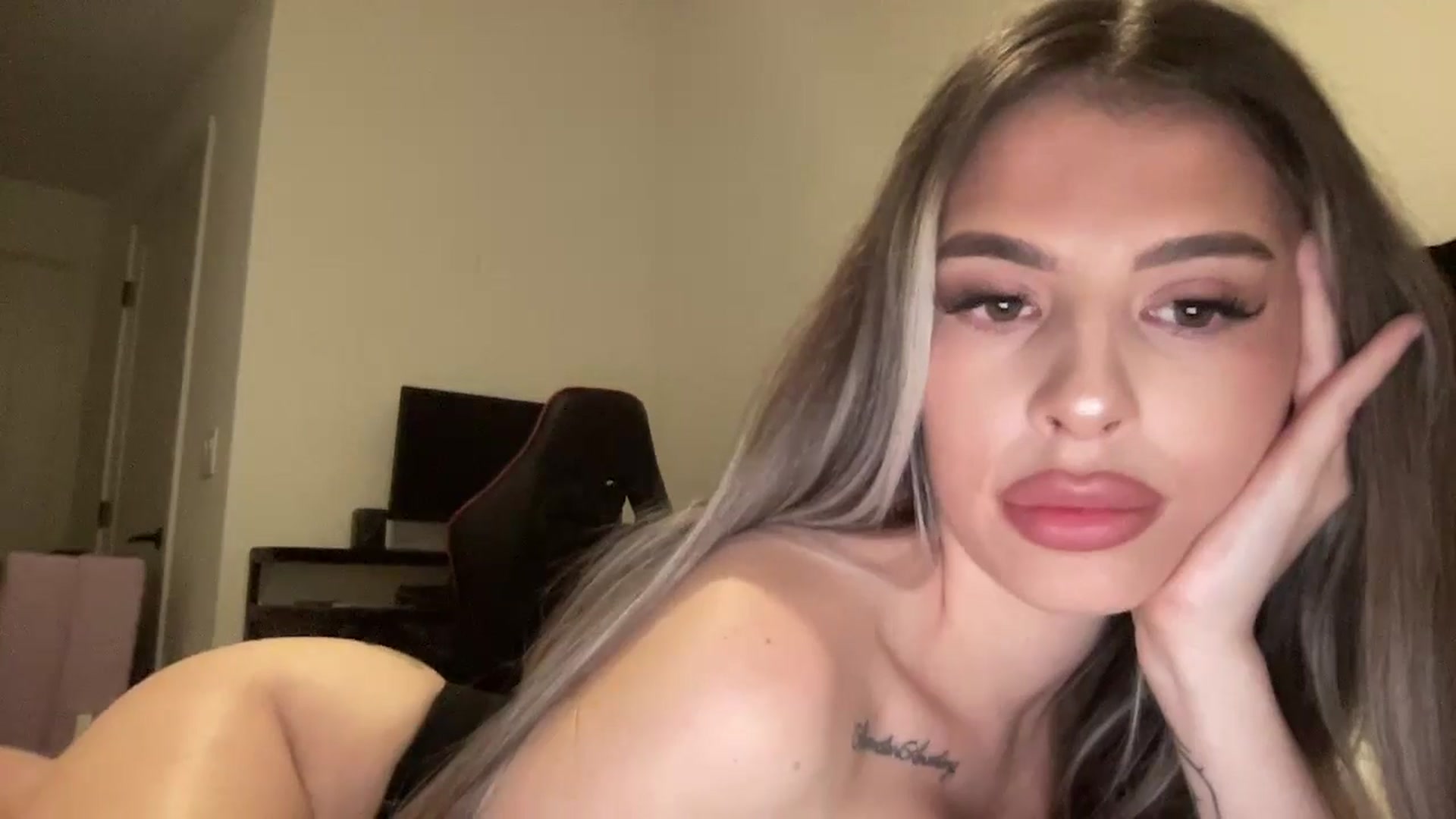 Gallery image thumbnail from aryaaxo's myfreecams stream on, 12/16/2024, 08:02 image 19 of 20