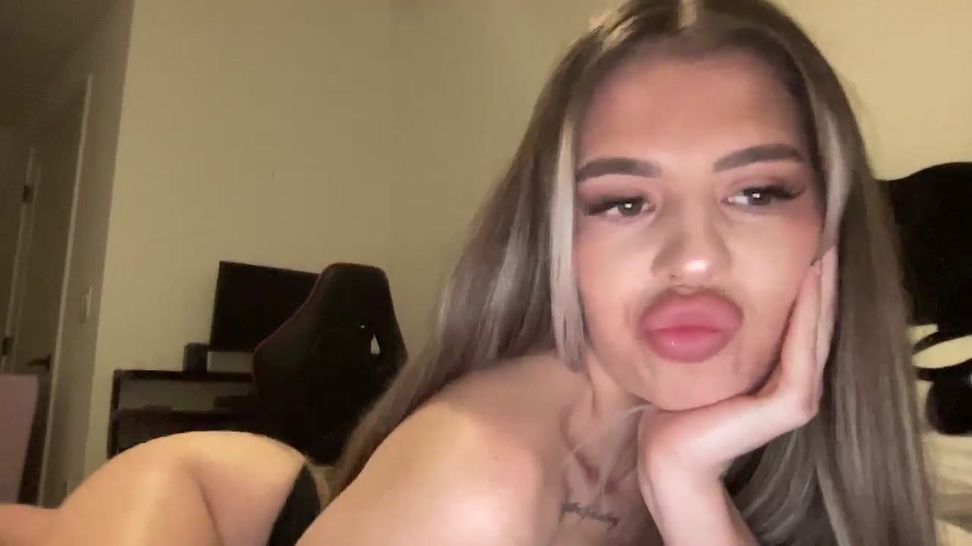Gallery image thumbnail from aryaaxo's myfreecams stream on, 12/16/2024, 08:02 image 14 of 20