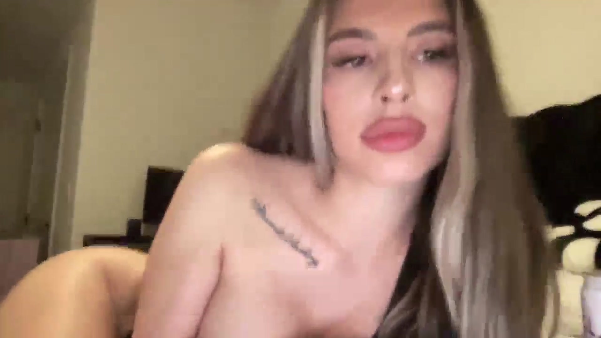Gallery image thumbnail from aryaaxo's myfreecams stream on, 12/16/2024, 08:50 image 8 of 20
