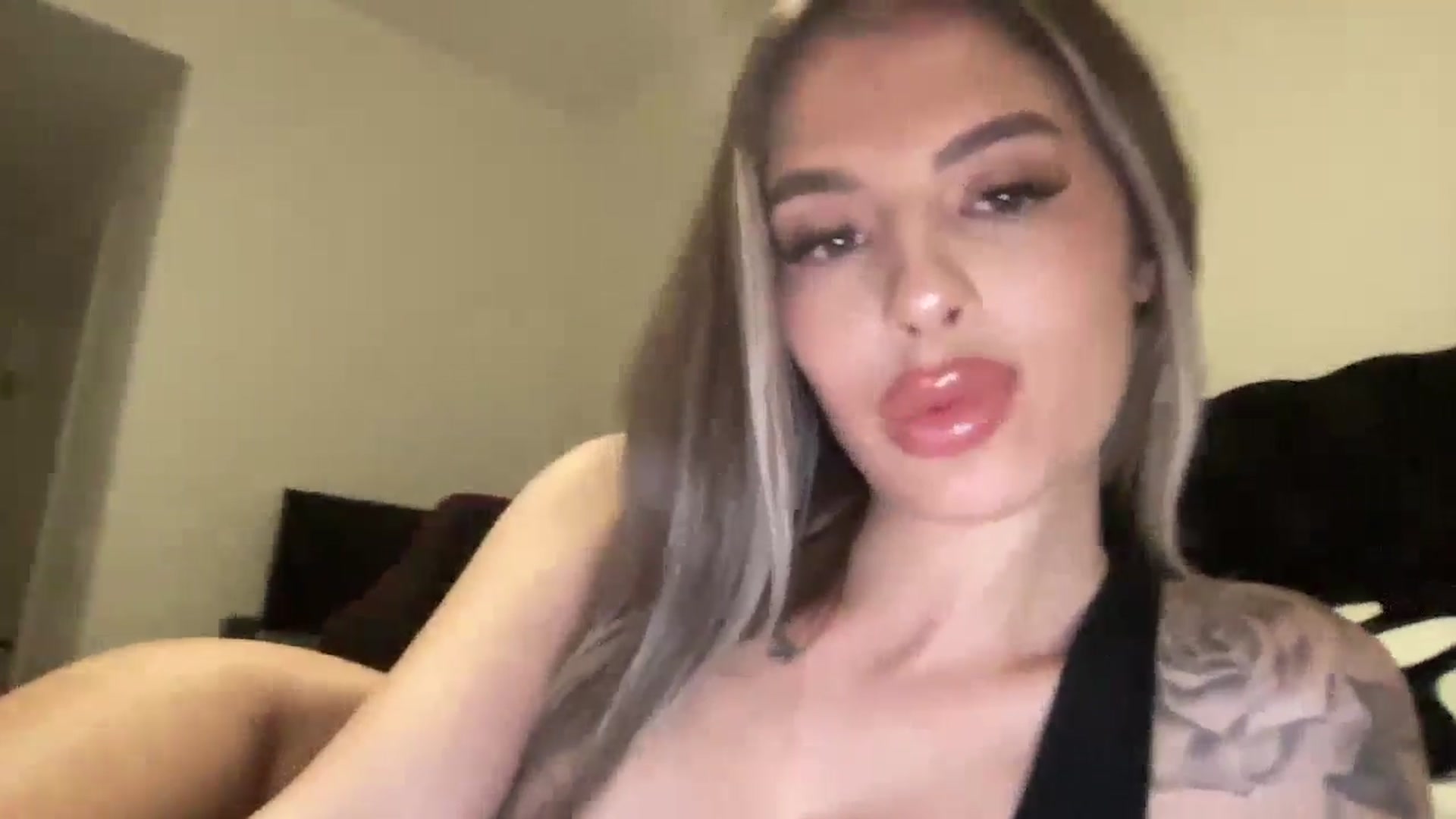Gallery image thumbnail from aryaaxo's myfreecams stream on, 12/16/2024, 09:14 image 17 of 20