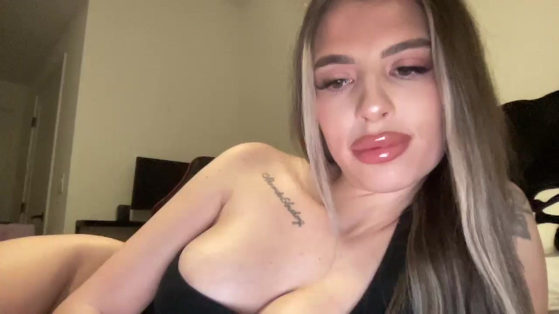 Gallery image thumbnail from aryaaxo's myfreecams stream on, 12/16/2024, 09:14 image 10 of 20