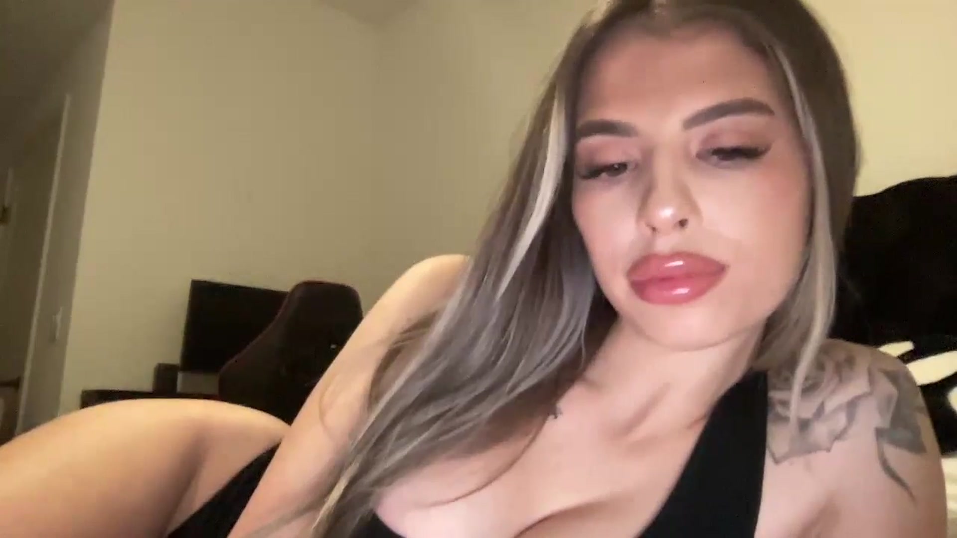 Gallery image thumbnail from aryaaxo's myfreecams stream on, 12/16/2024, 09:14 image 19 of 20